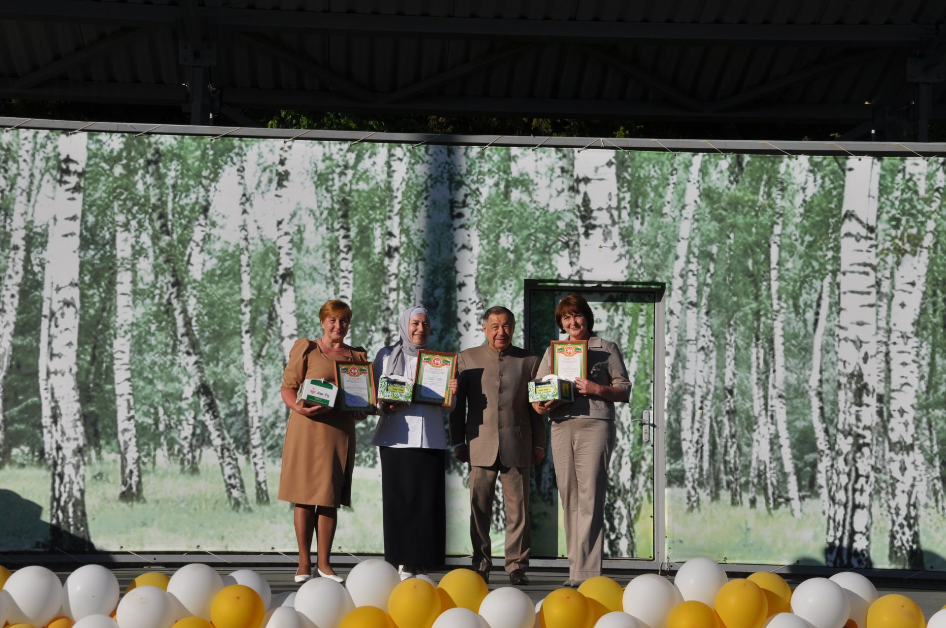 Фән олимпиадаларында җиңү яулаган укучыларны тәбрикләү