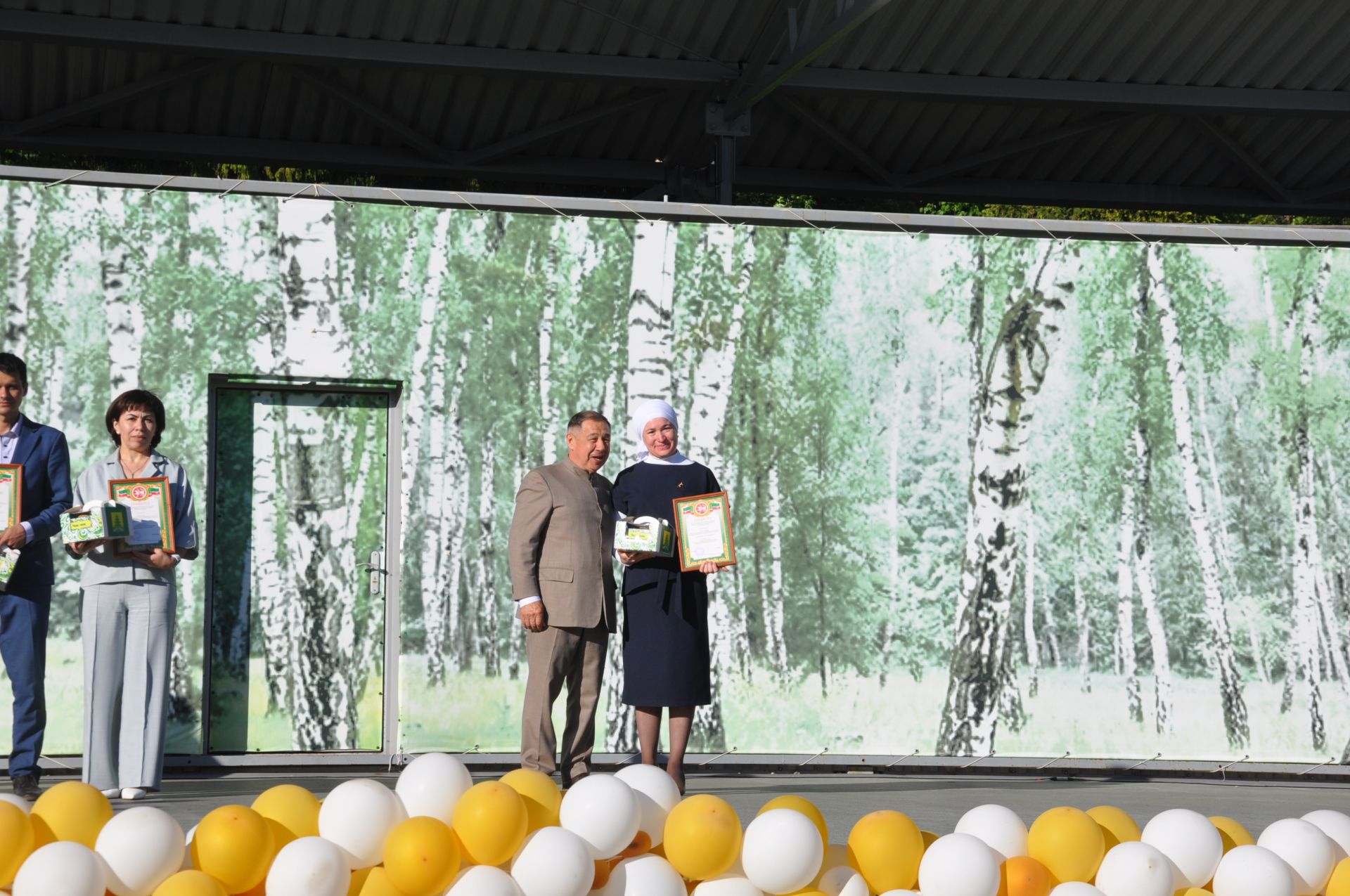 Фән олимпиадаларында җиңү яулаган укучыларны тәбрикләү