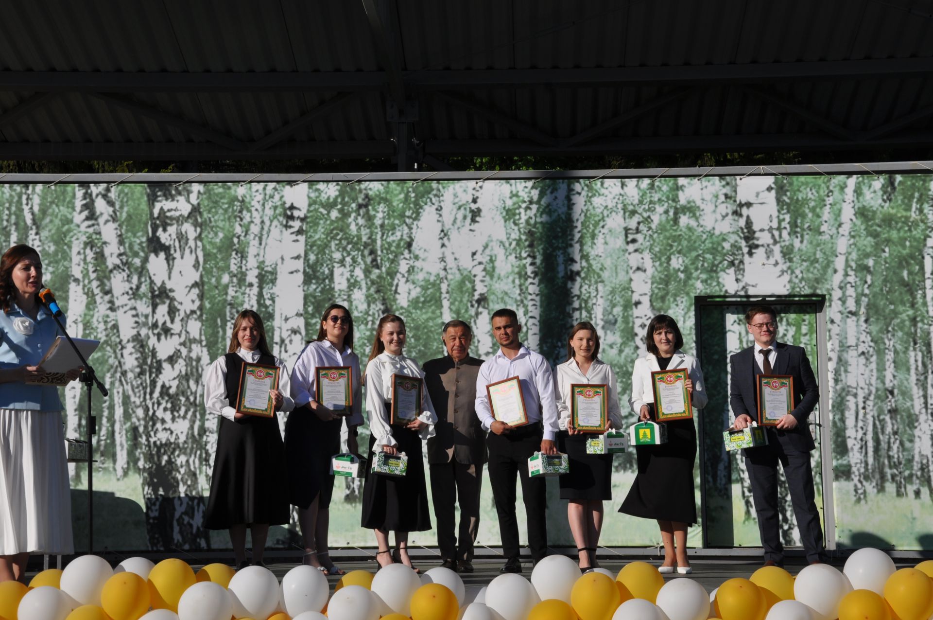 Фән олимпиадаларында җиңү яулаган укучыларны тәбрикләү