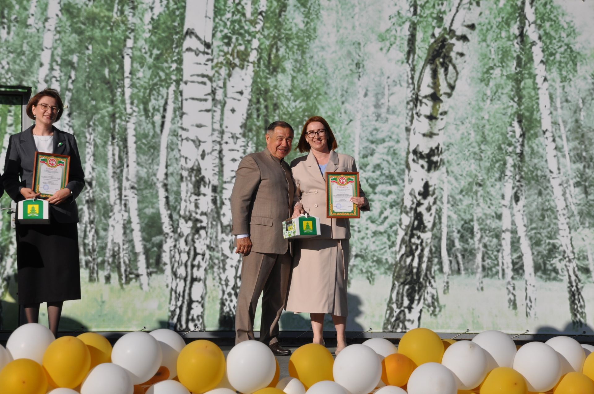 Фән олимпиадаларында җиңү яулаган укучыларны тәбрикләү