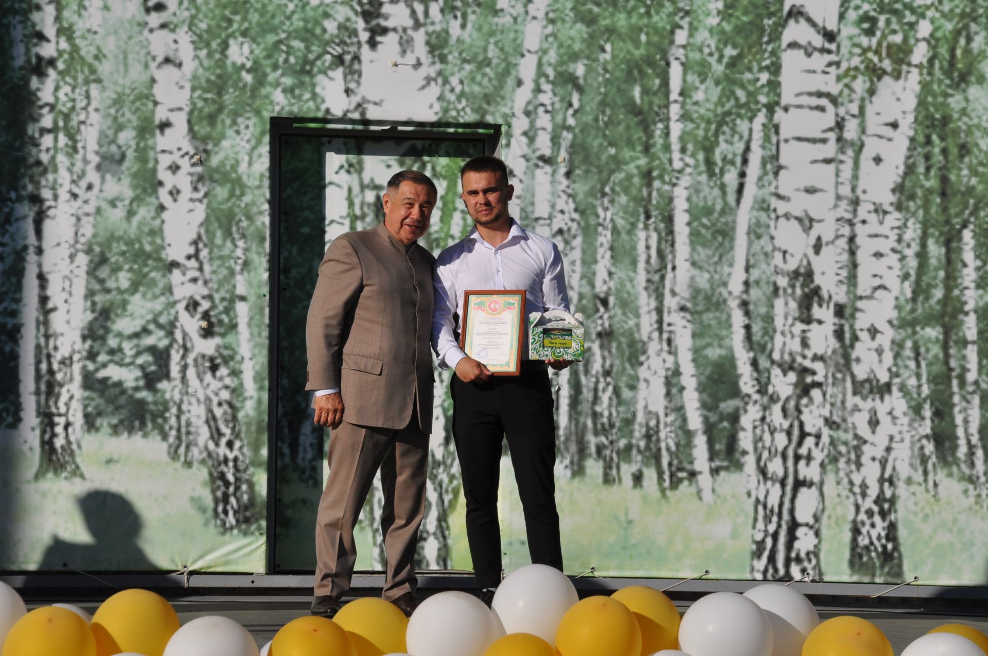 Фән олимпиадаларында җиңү яулаган укучыларны тәбрикләү