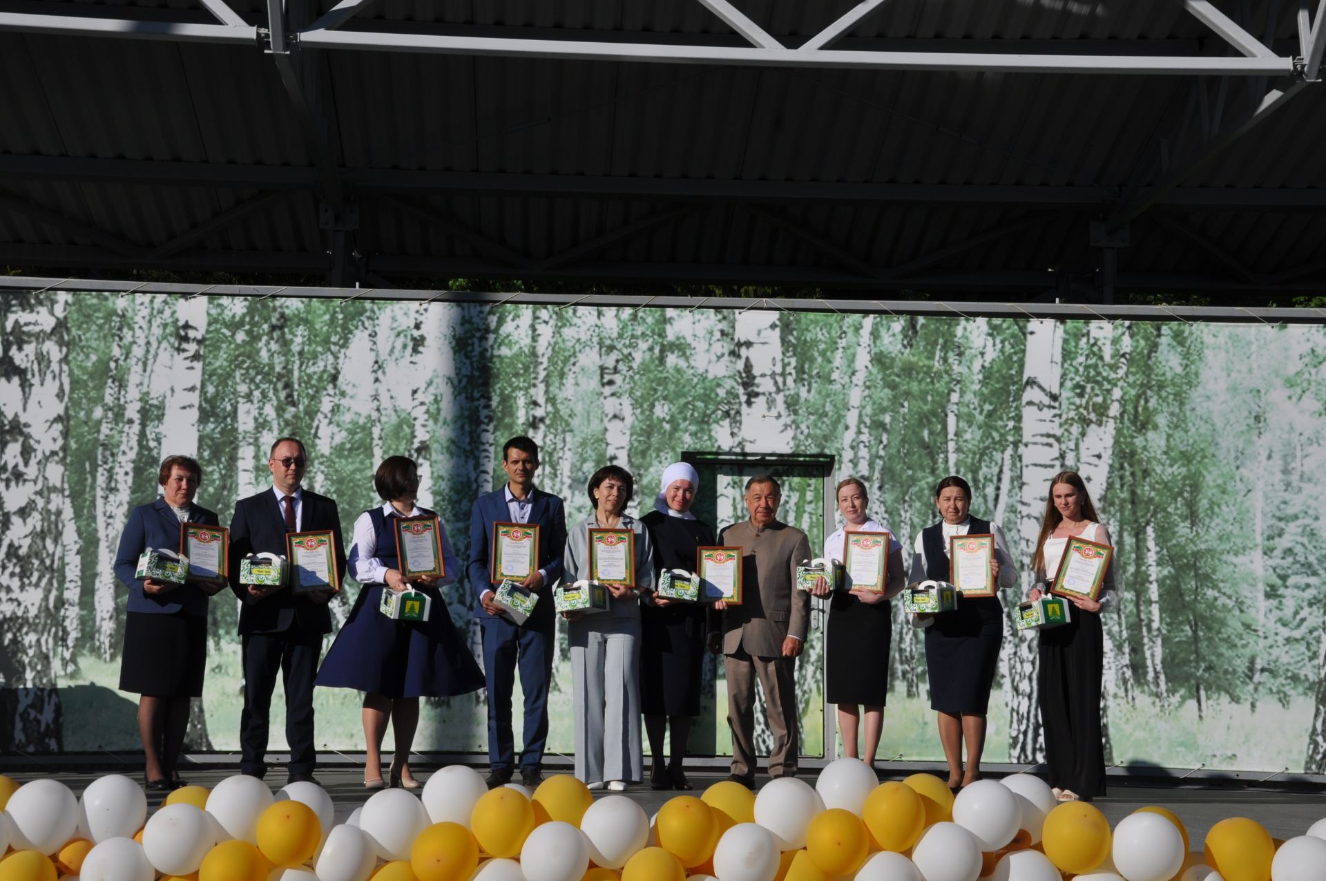 Фән олимпиадаларында җиңү яулаган укучыларны тәбрикләү