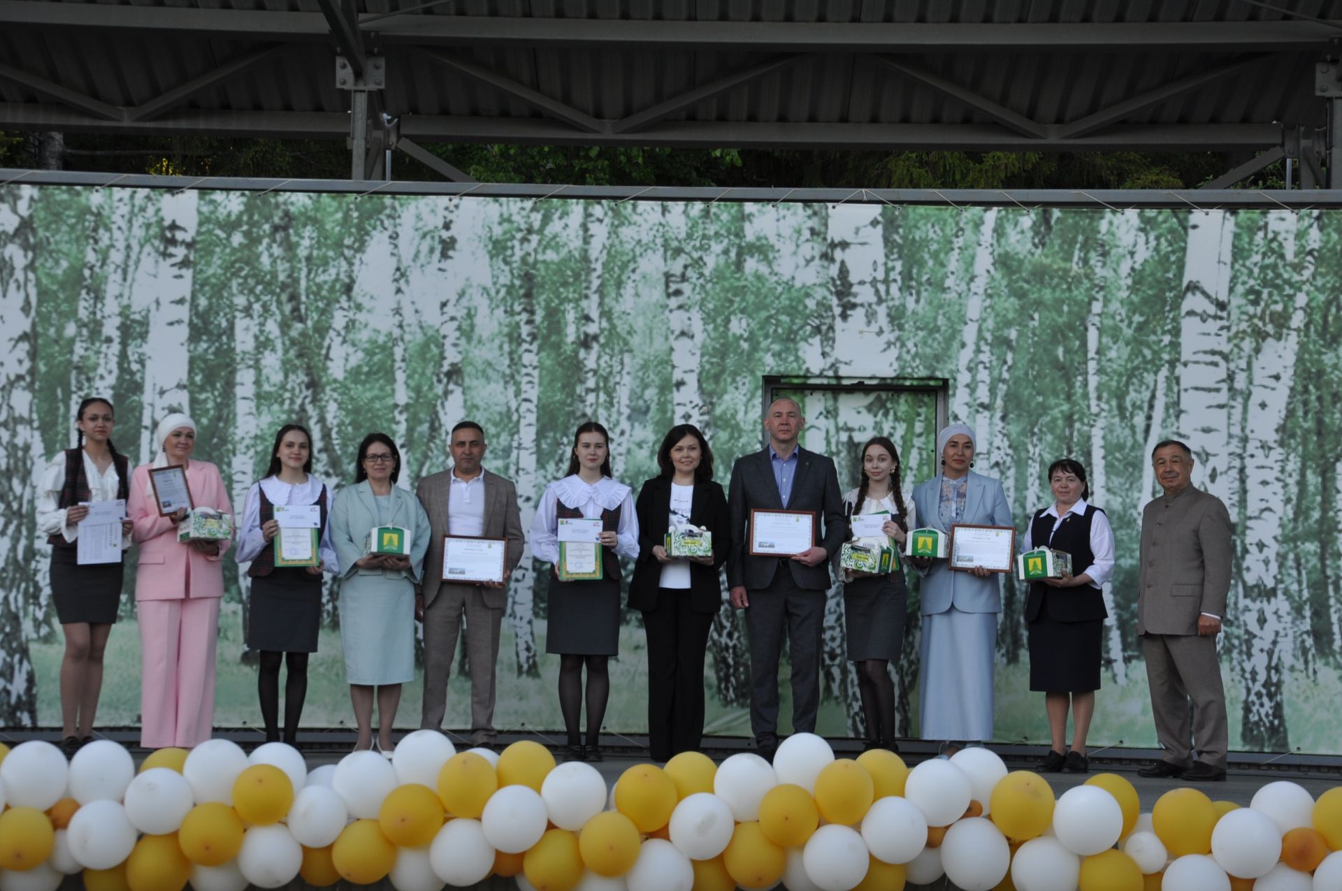 Фән олимпиадаларында җиңү яулаган укучыларны тәбрикләү