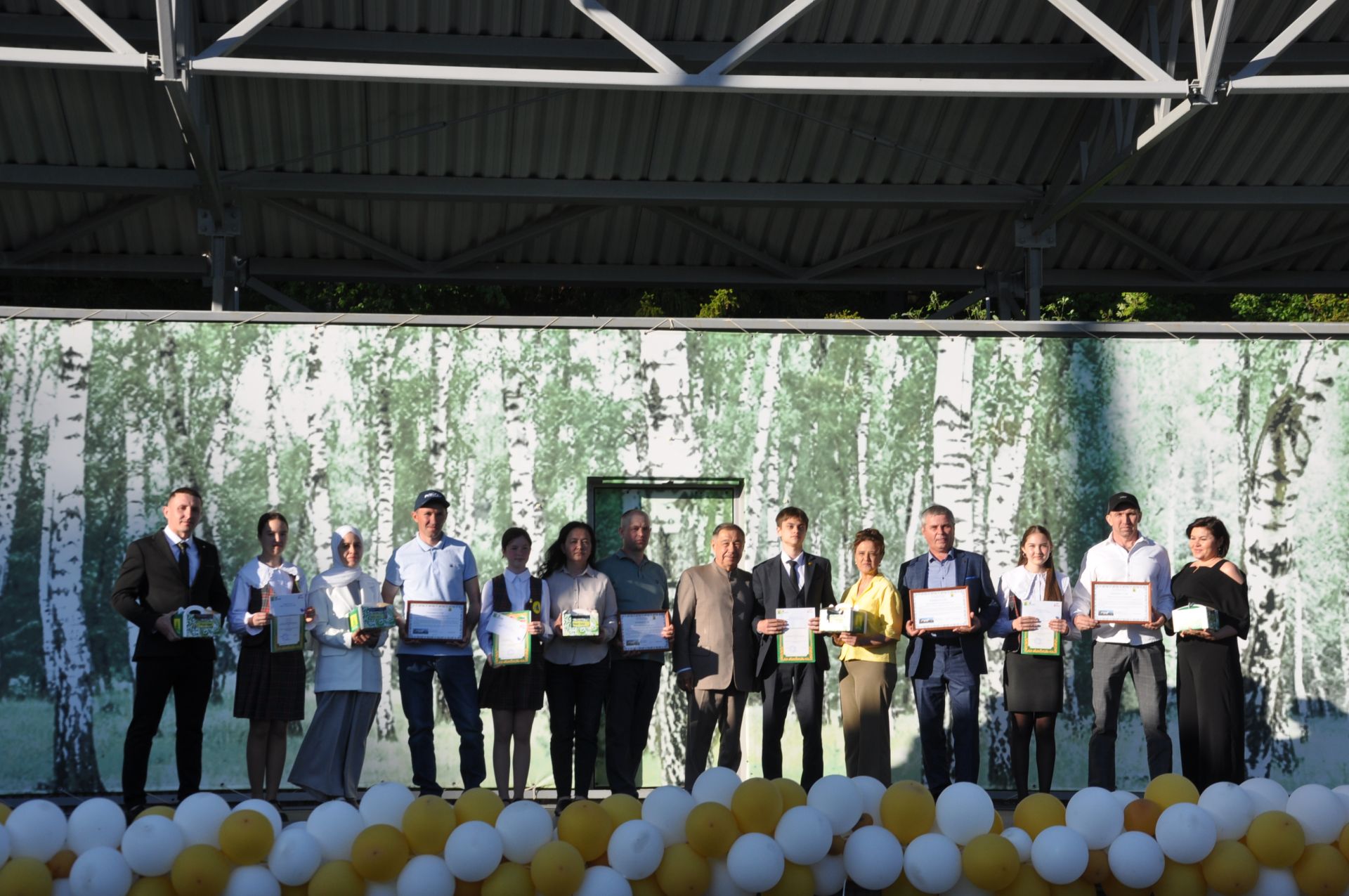 Фән олимпиадаларында җиңү яулаган укучыларны тәбрикләү