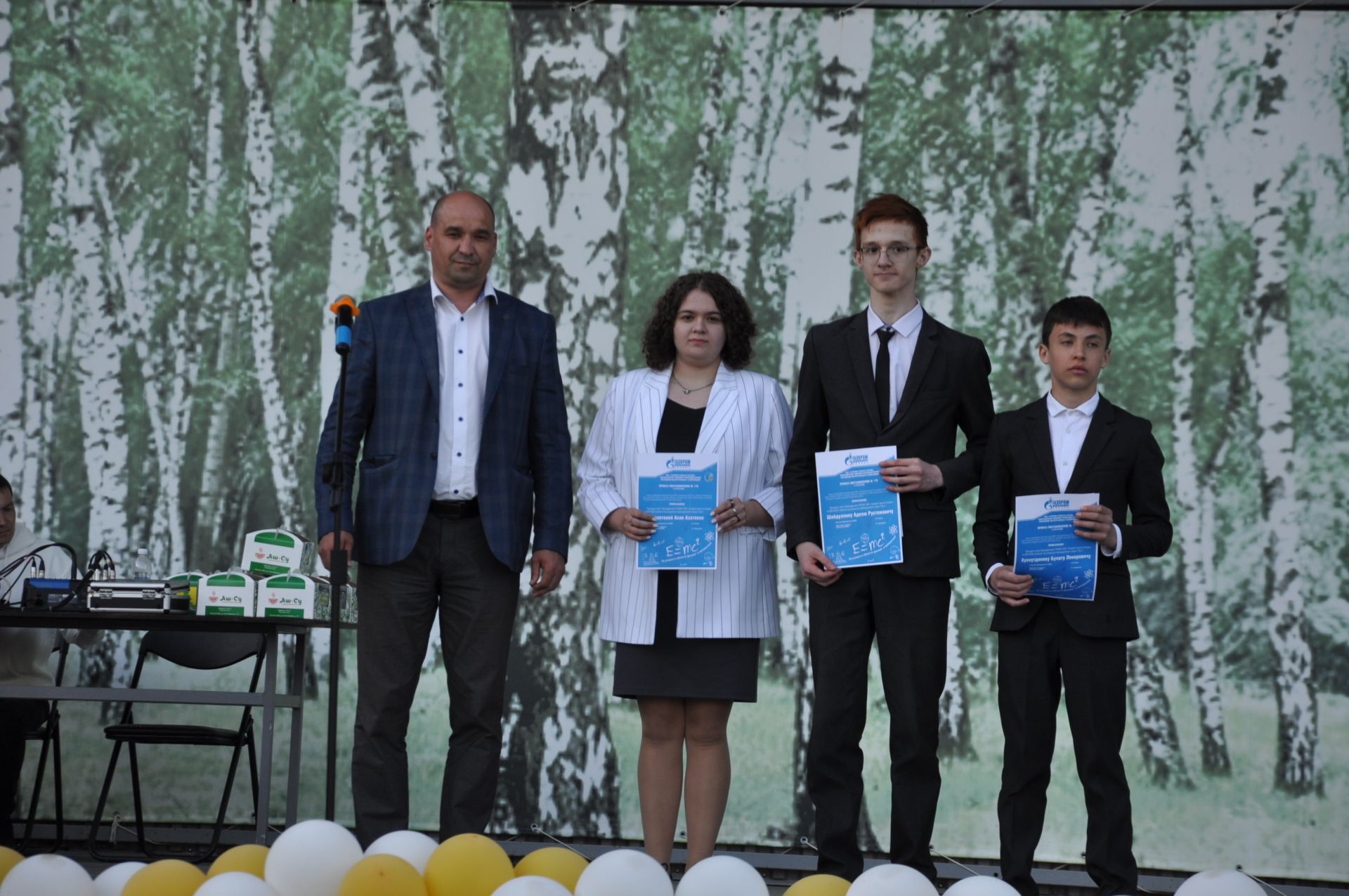 Фән олимпиадаларында җиңү яулаган укучыларны тәбрикләү