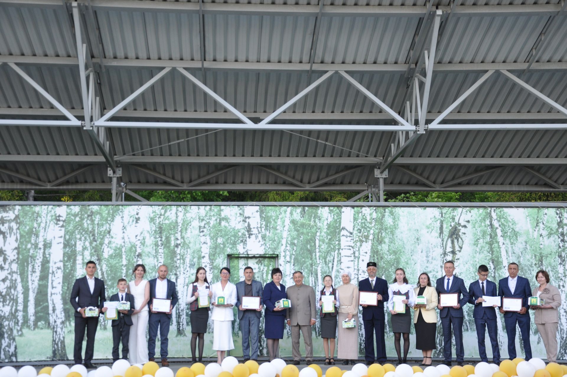 Фән олимпиадаларында җиңү яулаган укучыларны тәбрикләү