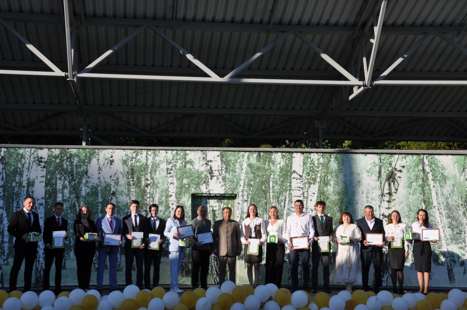 Фән олимпиадаларында җиңү яулаган укучыларны тәбрикләү