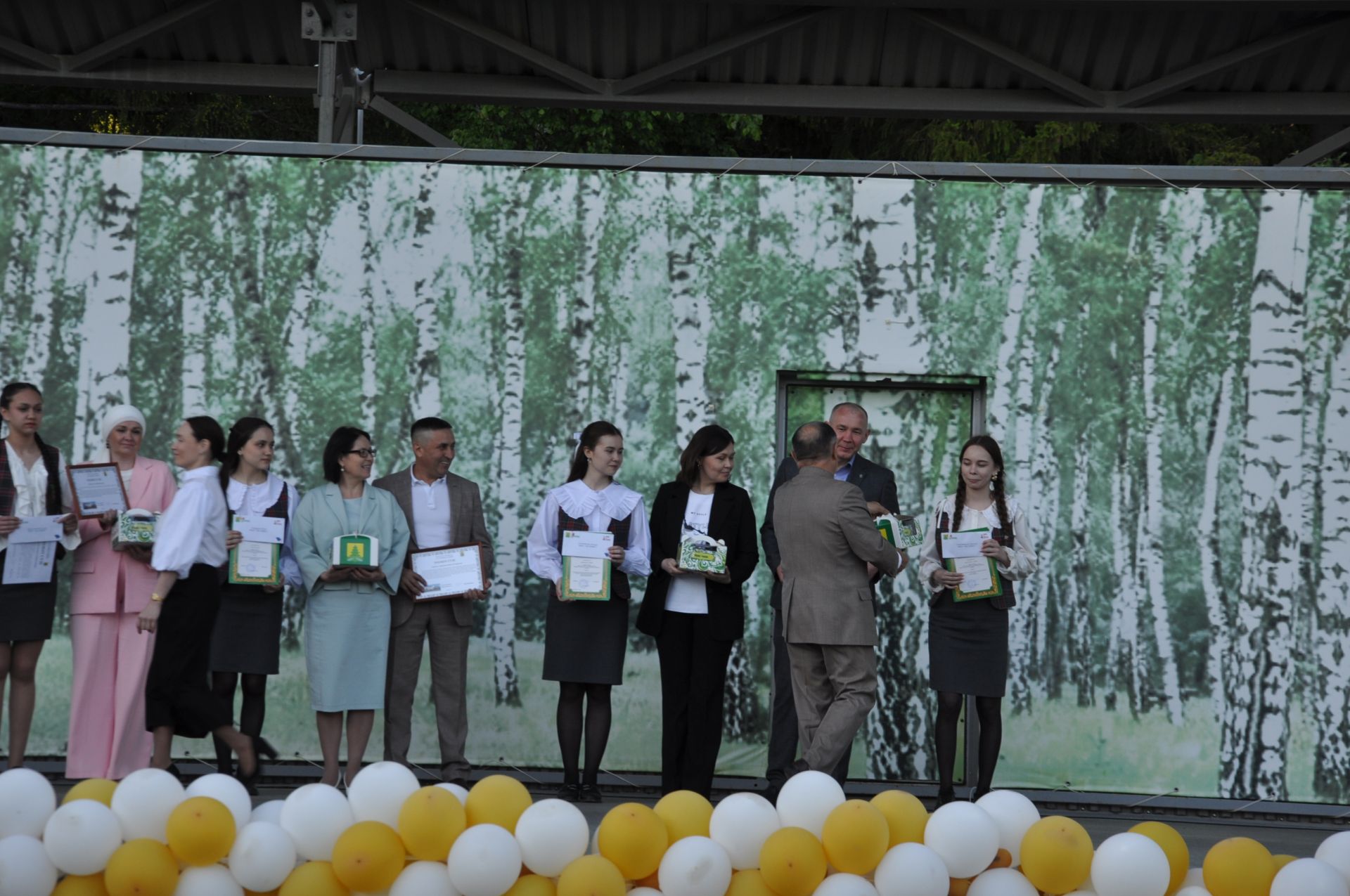 Фән олимпиадаларында җиңү яулаган укучыларны тәбрикләү