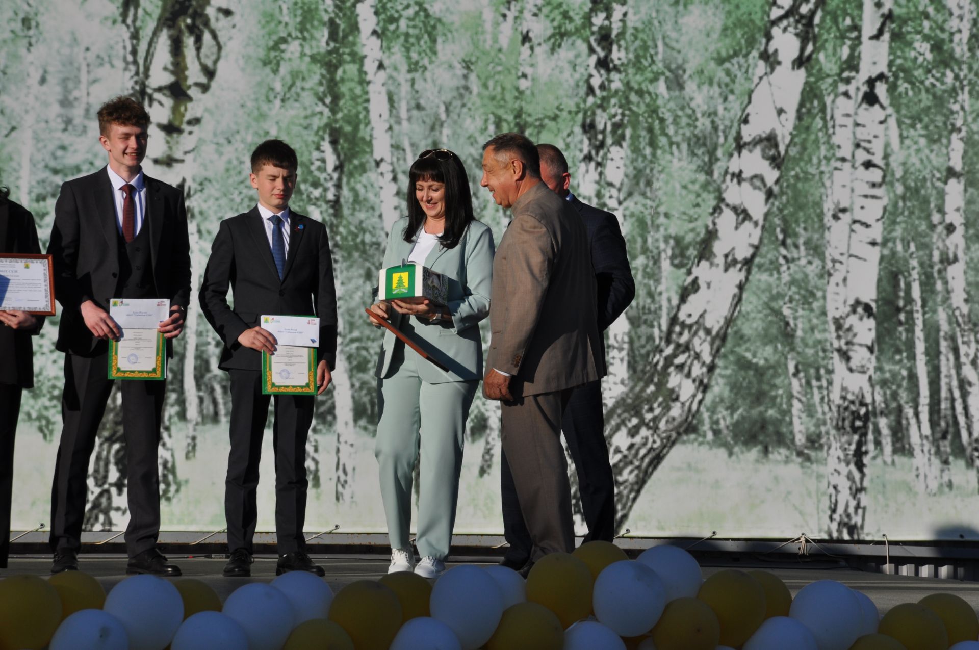 Фән олимпиадаларында җиңү яулаган укучыларны тәбрикләү
