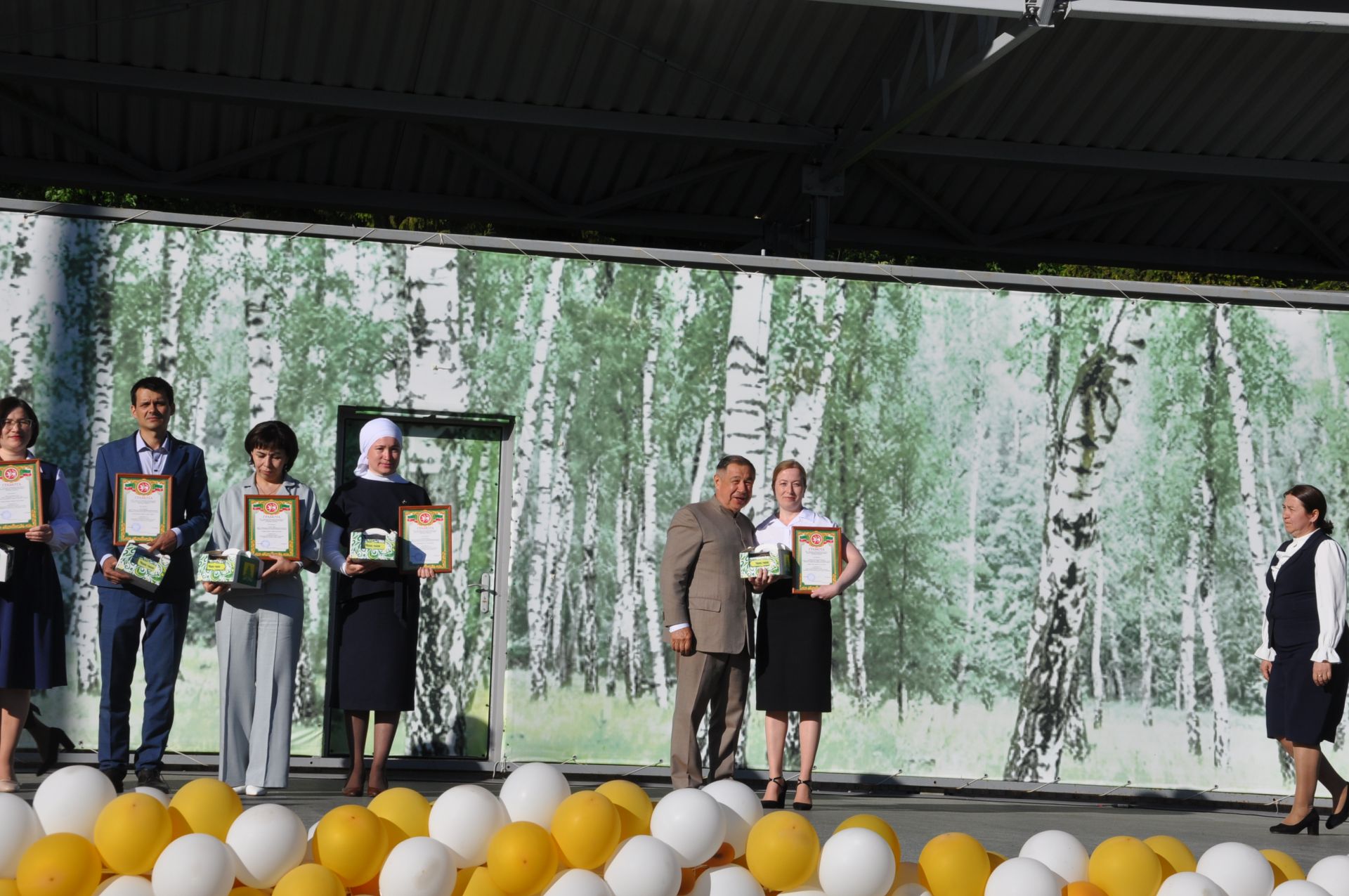 Фән олимпиадаларында җиңү яулаган укучыларны тәбрикләү