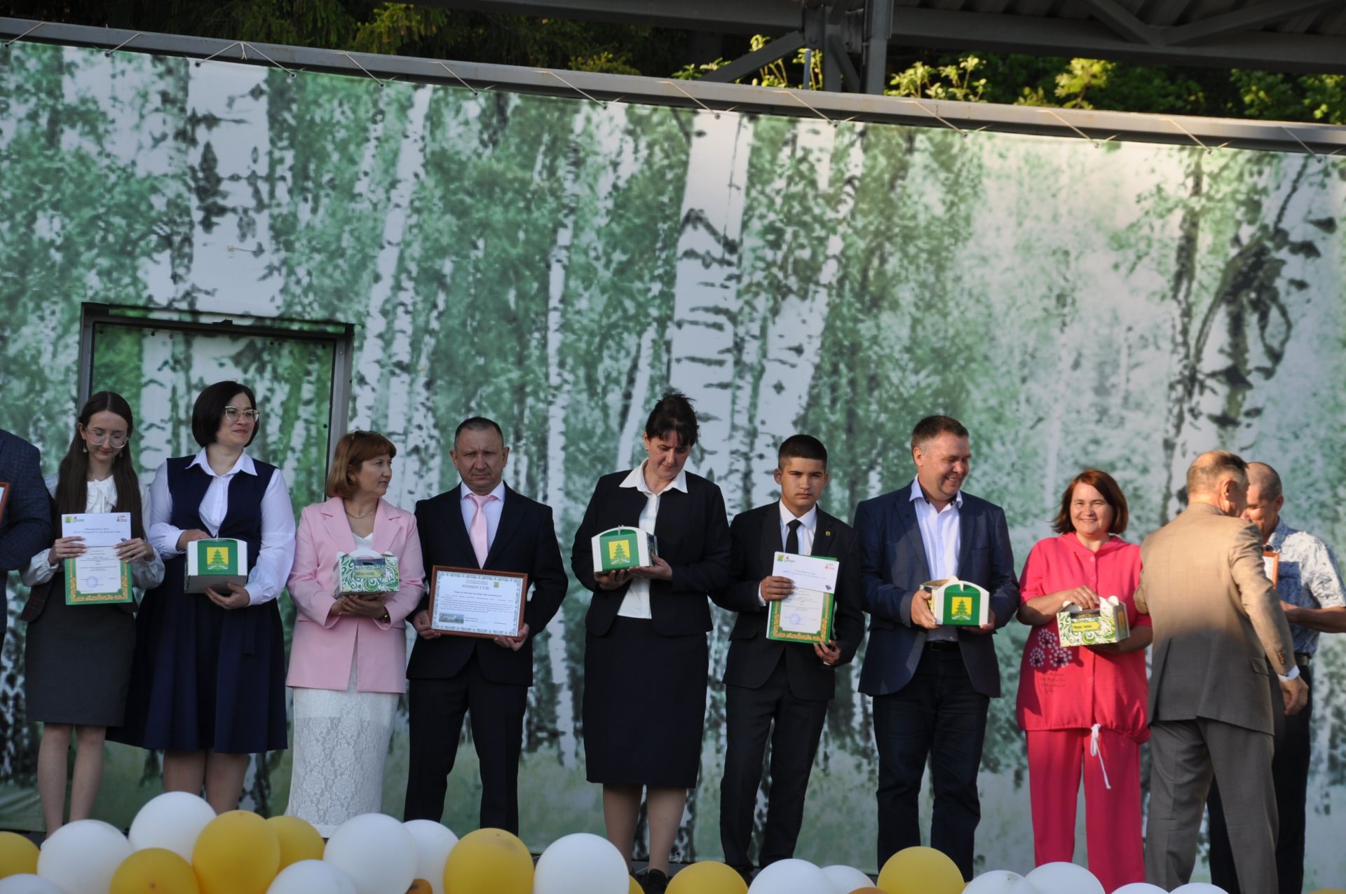 Фән олимпиадаларында җиңү яулаган укучыларны тәбрикләү