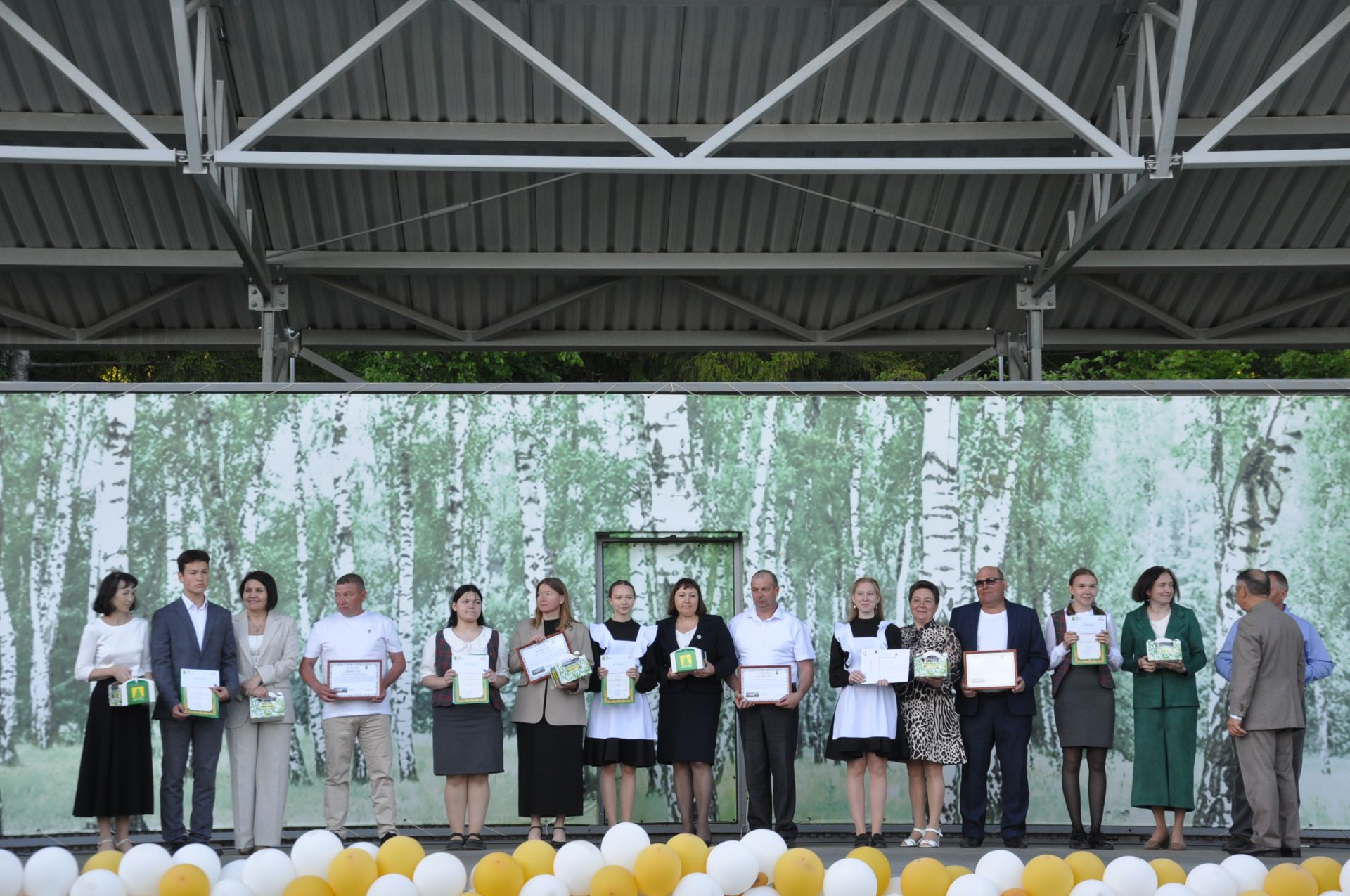 Фән олимпиадаларында җиңү яулаган укучыларны тәбрикләү