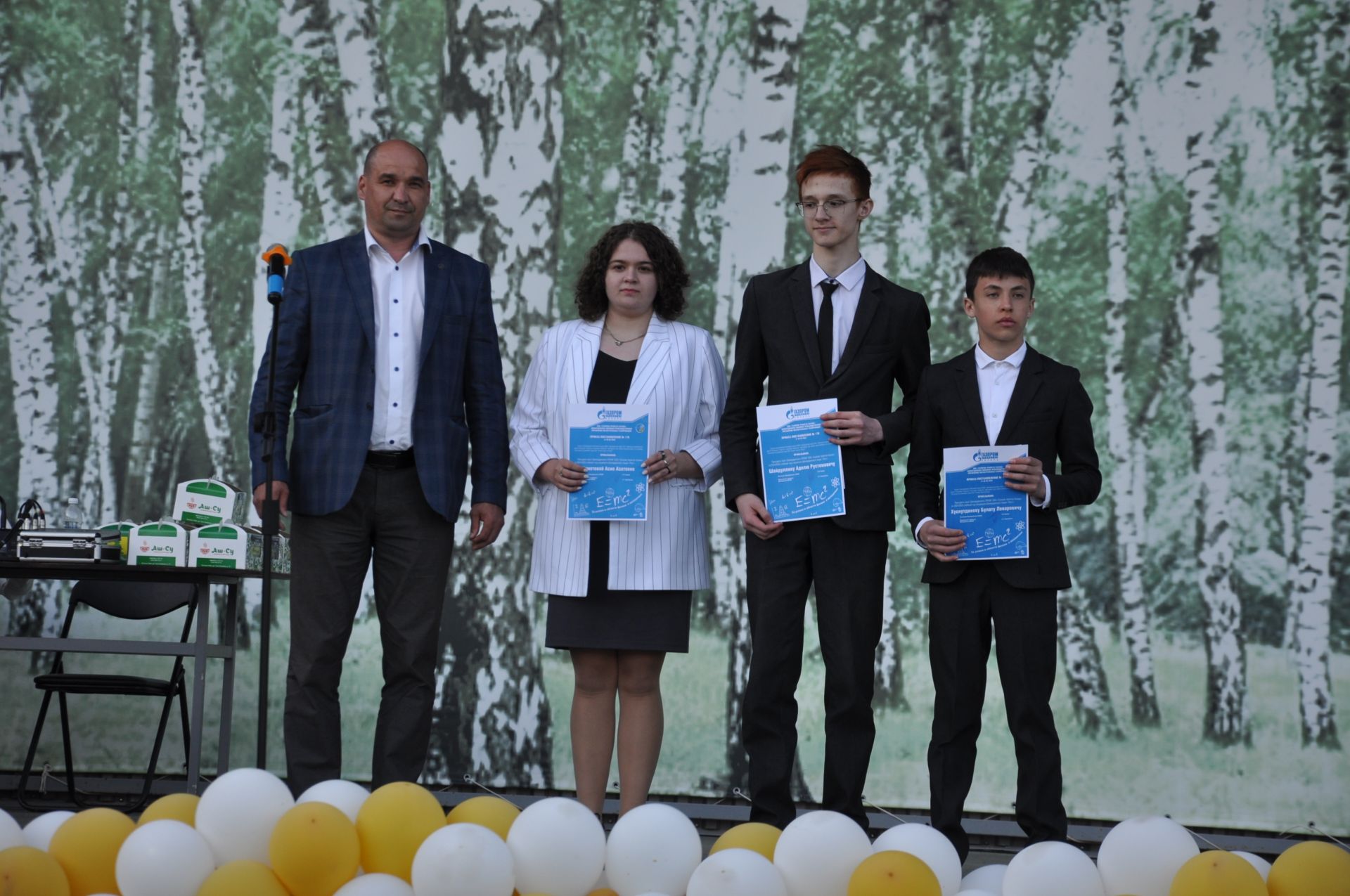 Фән олимпиадаларында җиңү яулаган укучыларны тәбрикләү