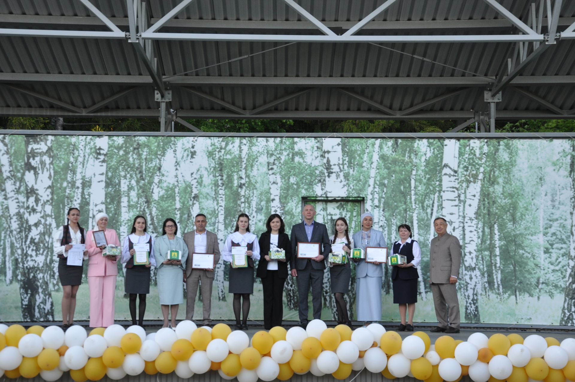 Фән олимпиадаларында җиңү яулаган укучыларны тәбрикләү