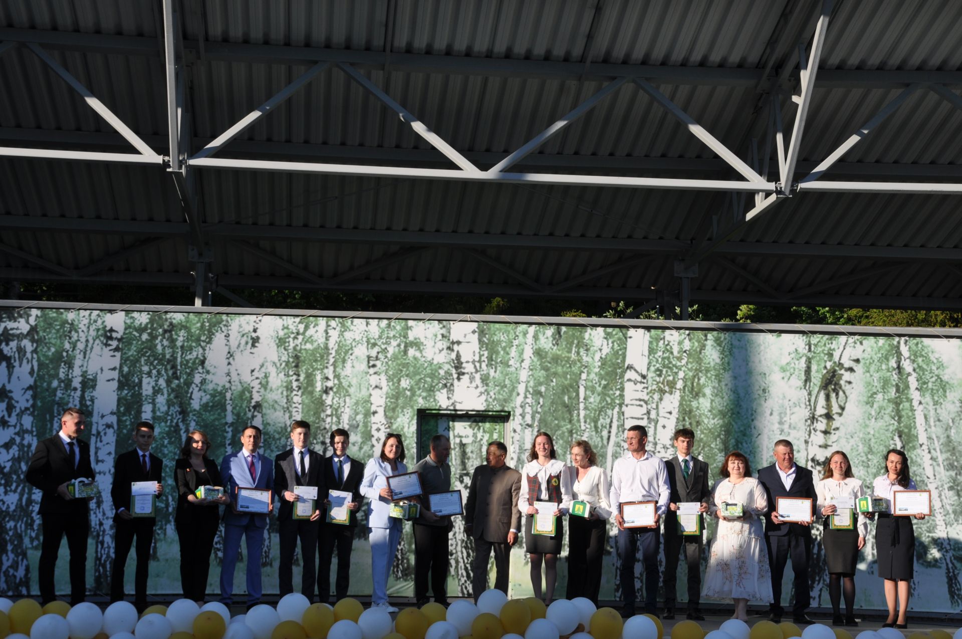Фән олимпиадаларында җиңү яулаган укучыларны тәбрикләү
