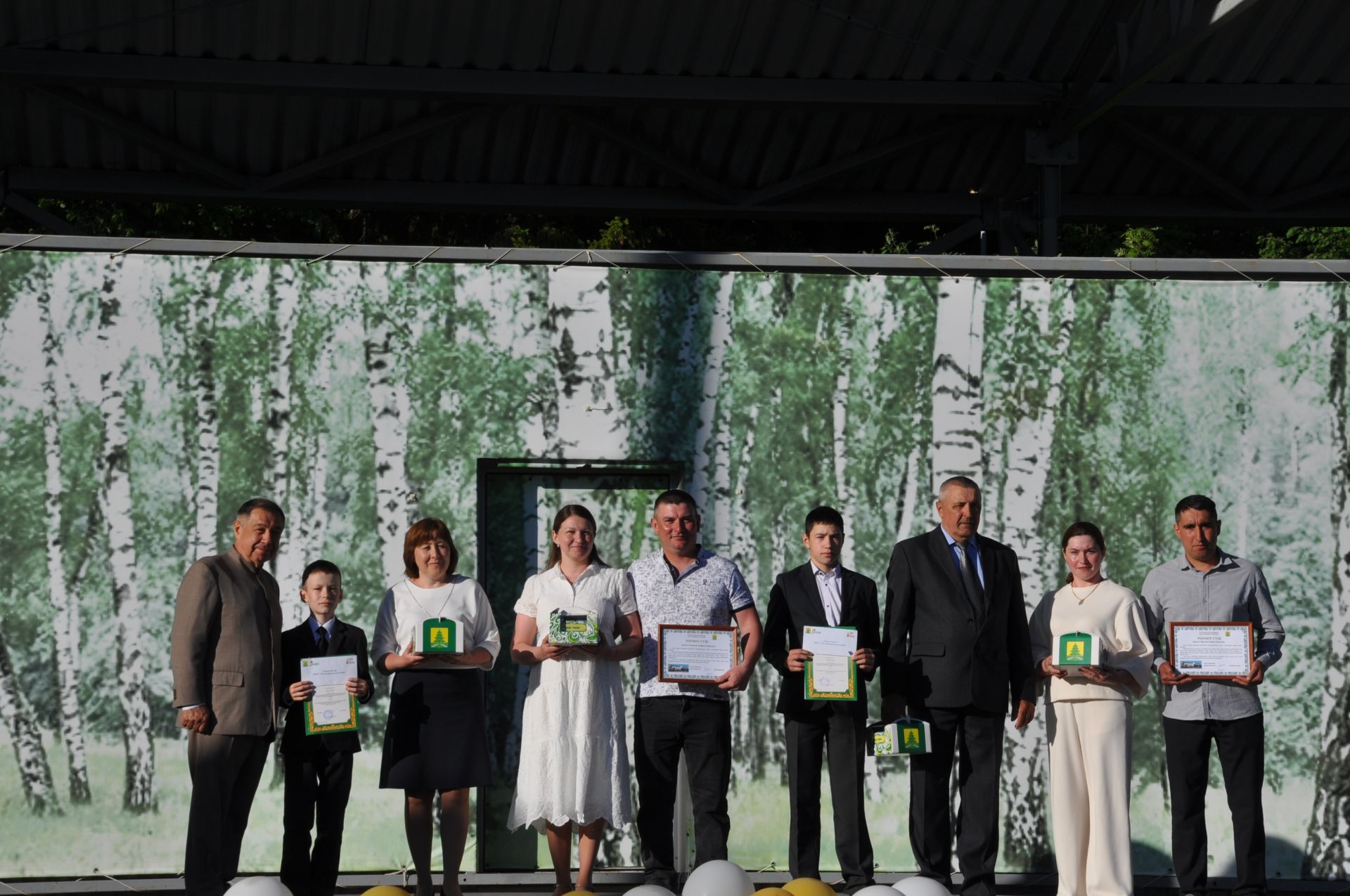 Фән олимпиадаларында җиңү яулаган укучыларны тәбрикләү