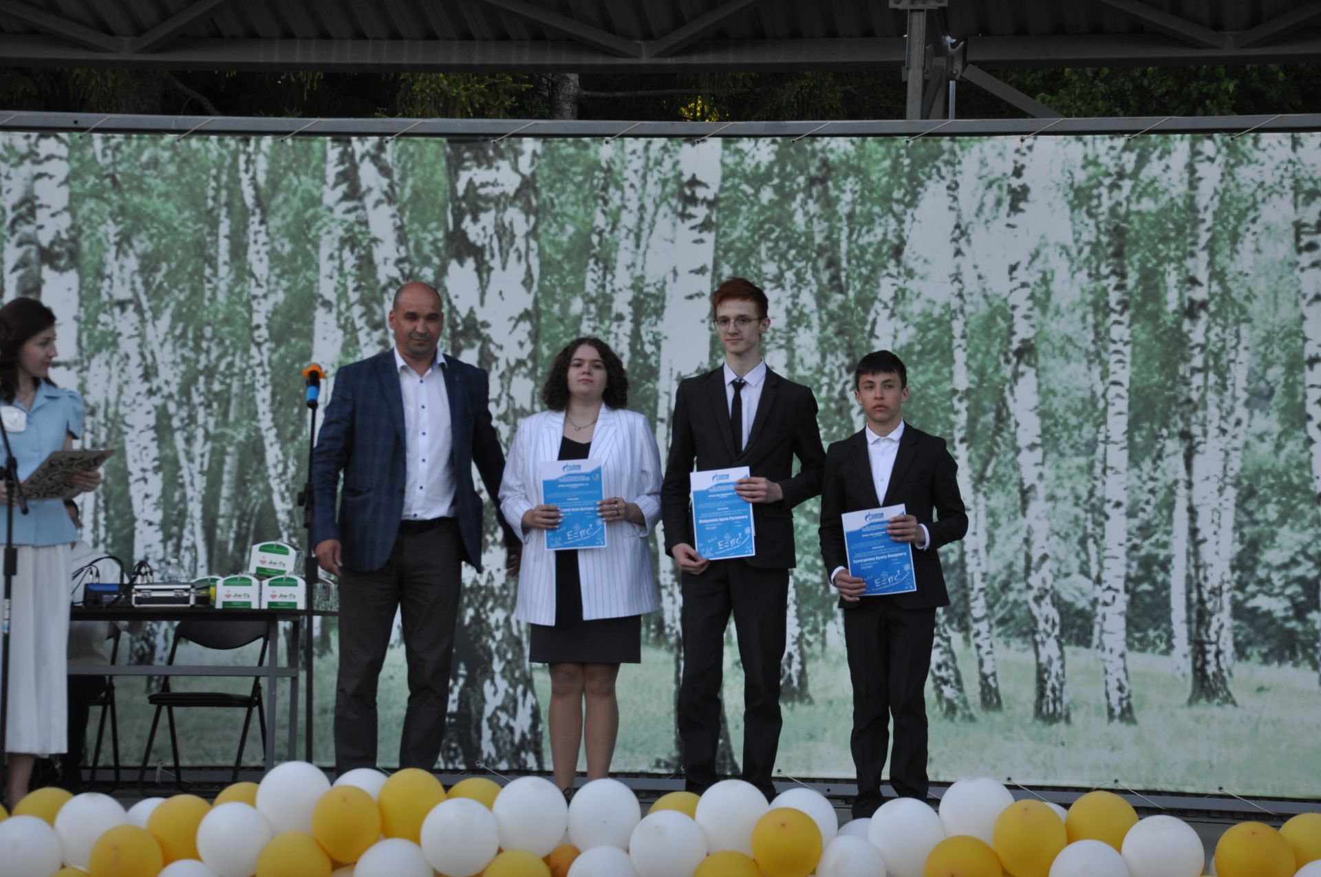 Фән олимпиадаларында җиңү яулаган укучыларны тәбрикләү