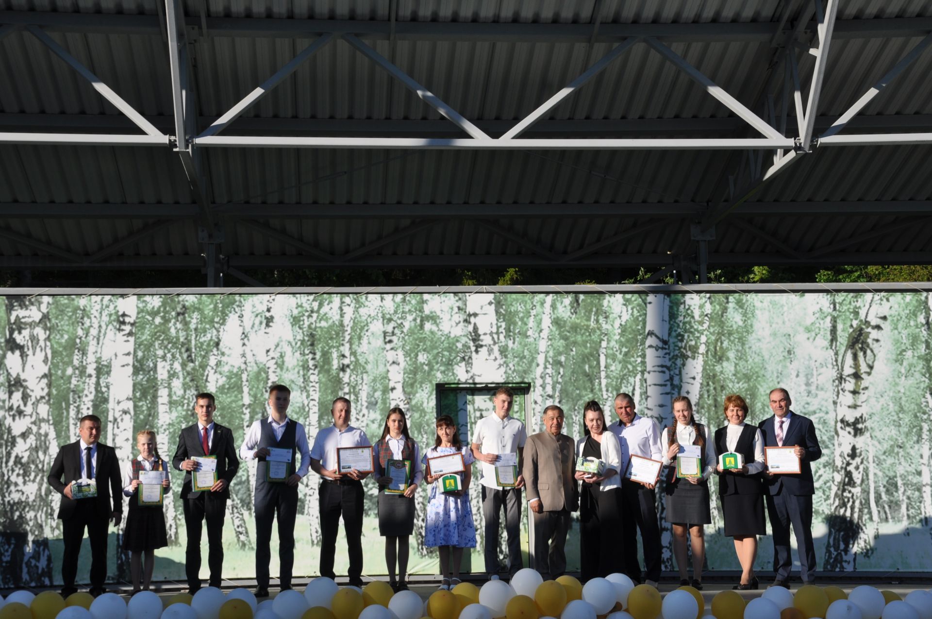 Фән олимпиадаларында җиңү яулаган укучыларны тәбрикләү
