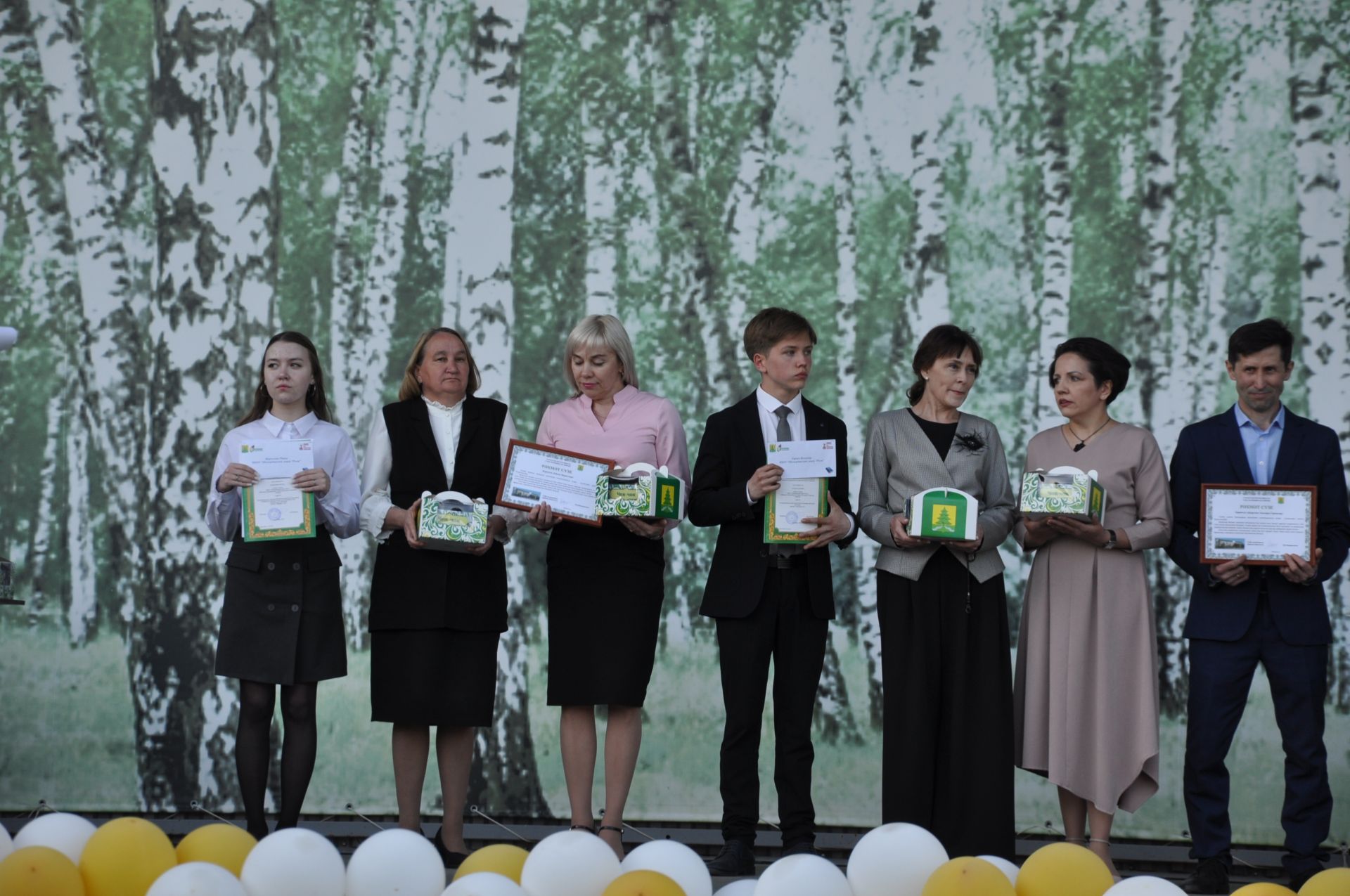 Фән олимпиадаларында җиңү яулаган укучыларны тәбрикләү