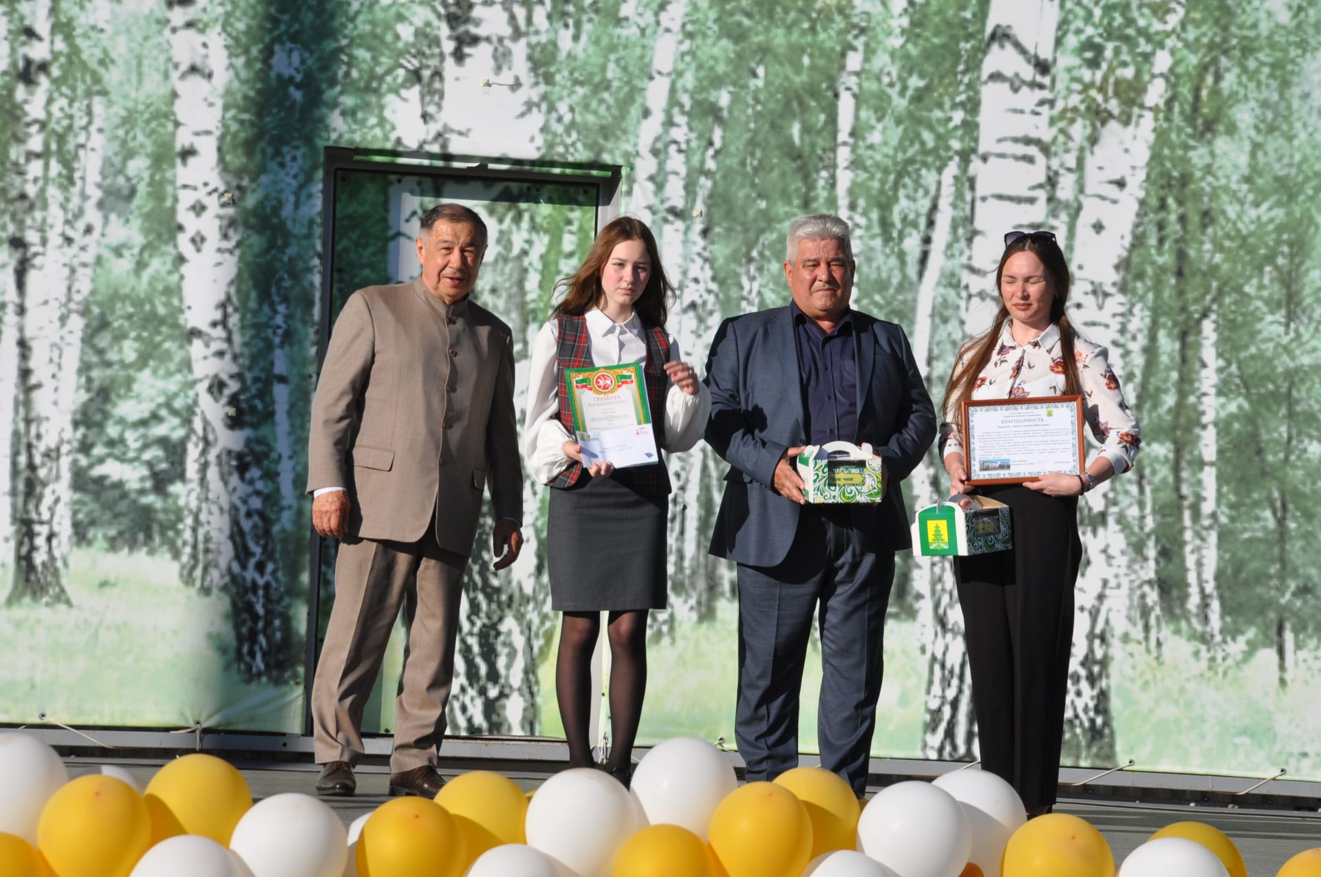 Фән олимпиадаларында җиңү яулаган укучыларны тәбрикләү