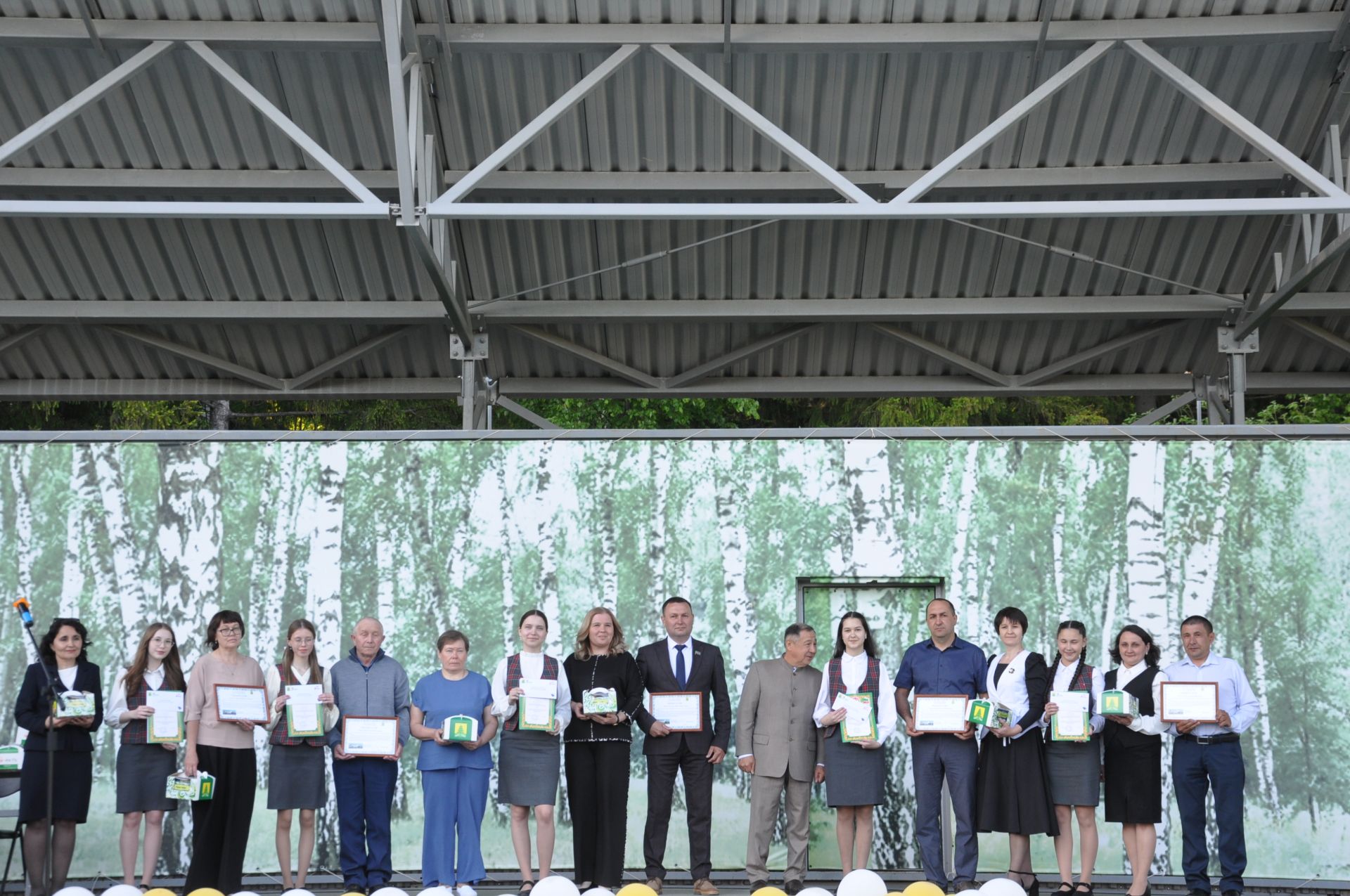 Фән олимпиадаларында җиңү яулаган укучыларны тәбрикләү