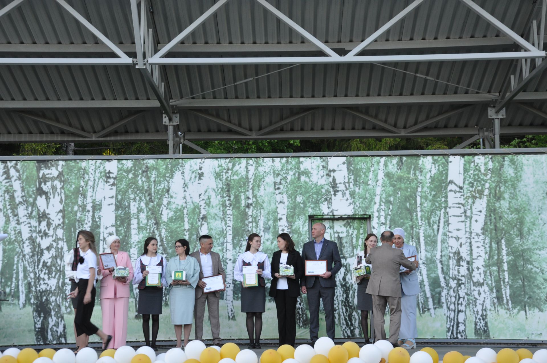 Фән олимпиадаларында җиңү яулаган укучыларны тәбрикләү