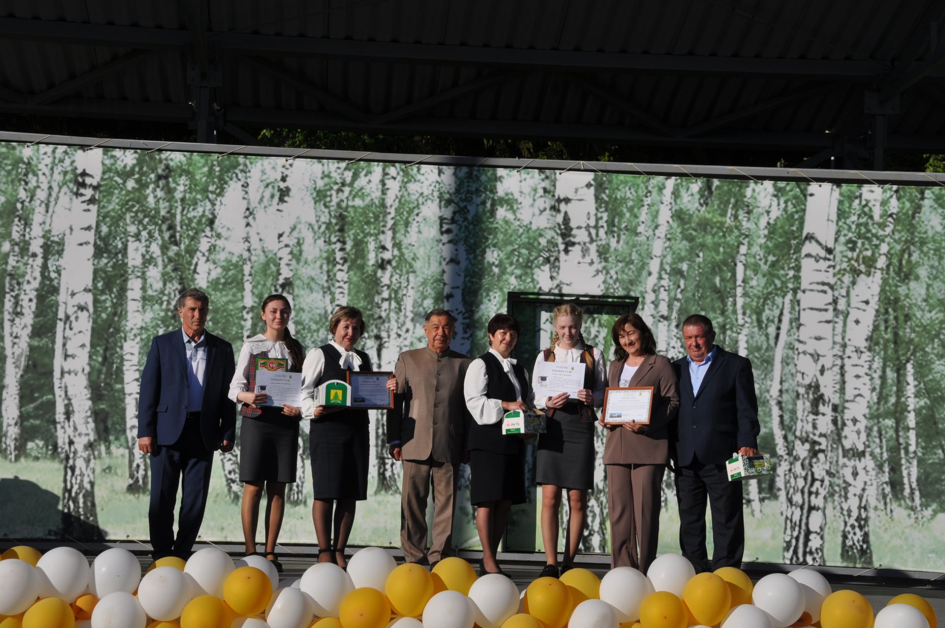 Фән олимпиадаларында җиңү яулаган укучыларны тәбрикләү