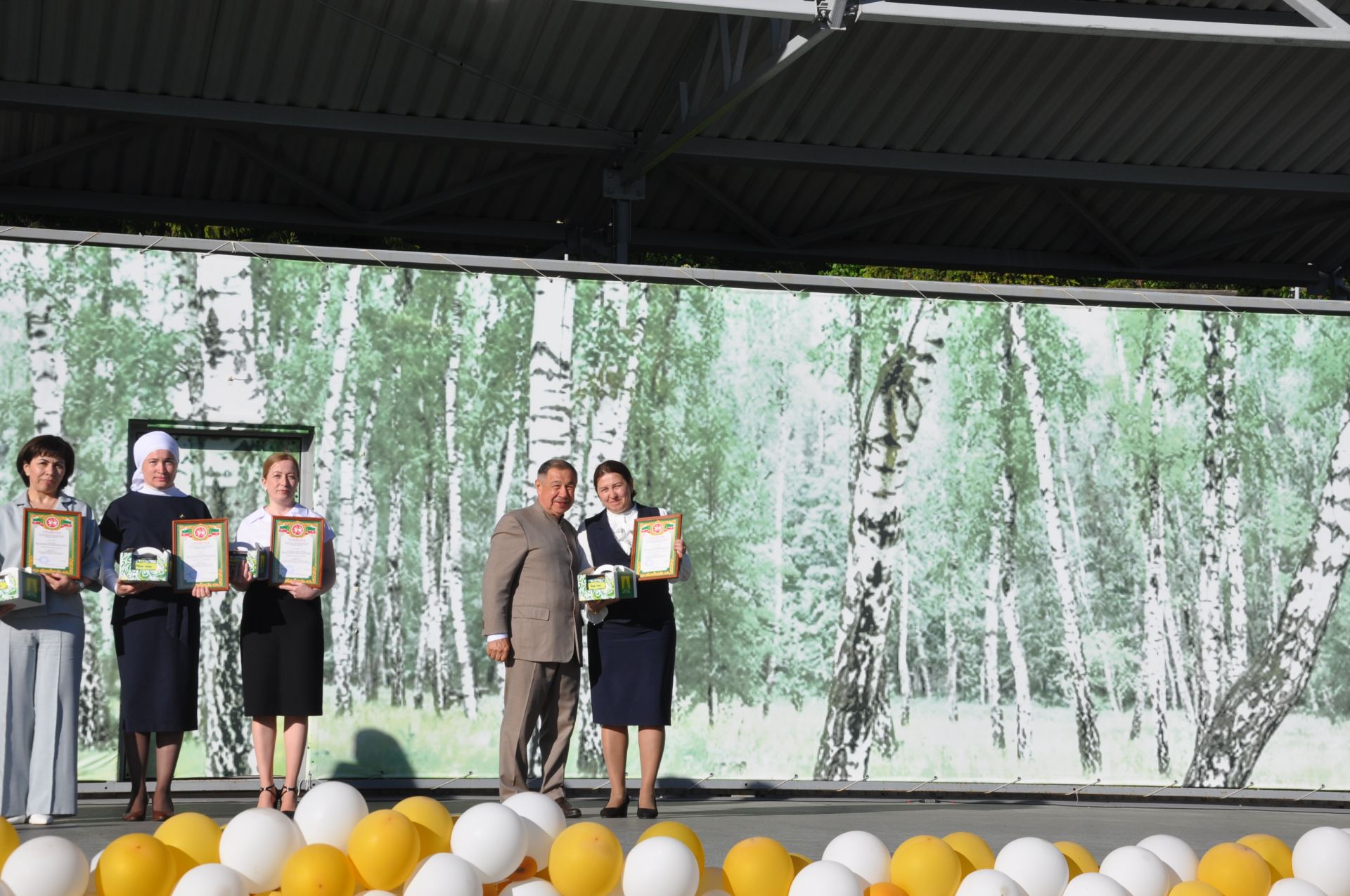 Фән олимпиадаларында җиңү яулаган укучыларны тәбрикләү