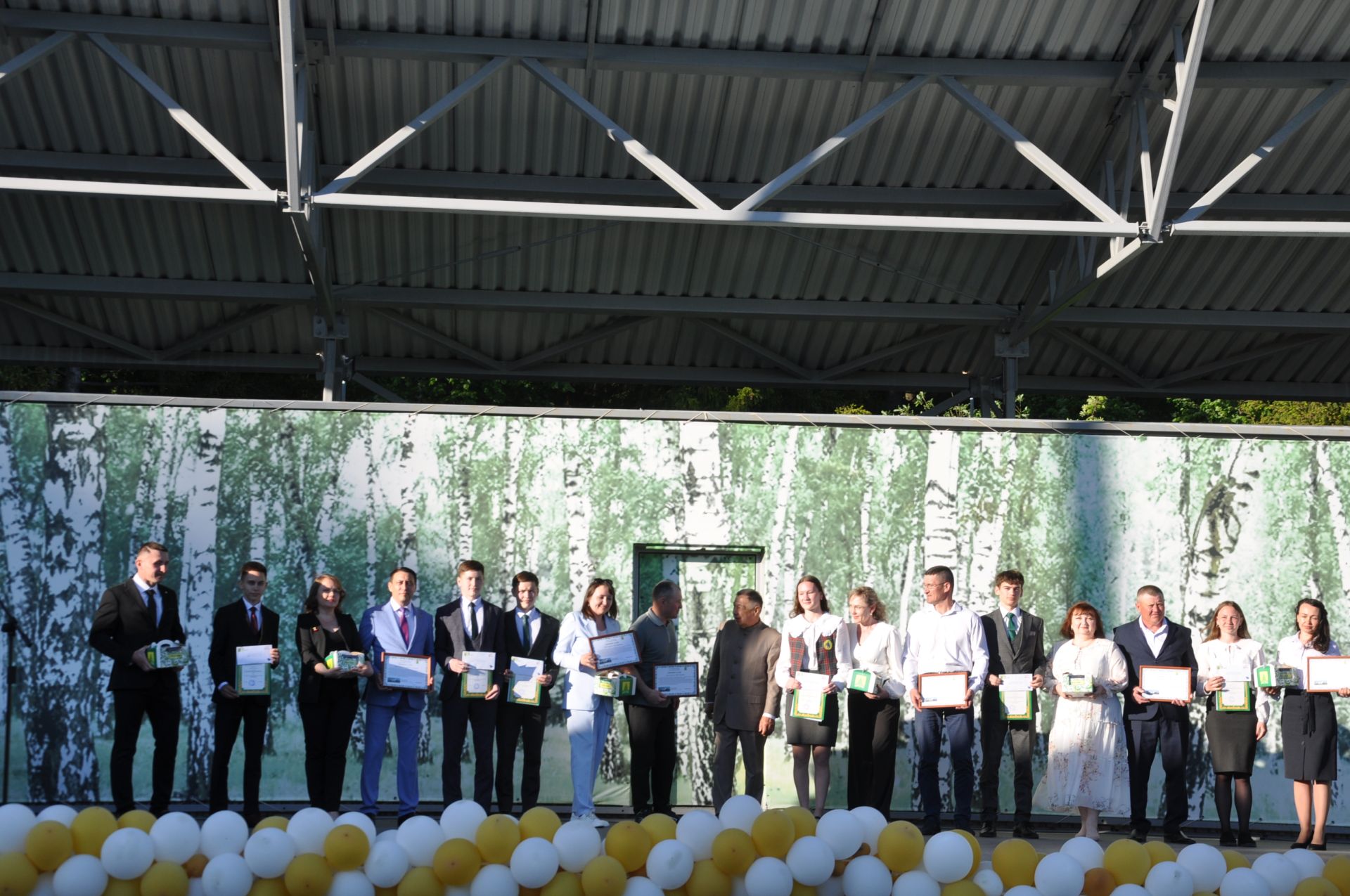 Фән олимпиадаларында җиңү яулаган укучыларны тәбрикләү