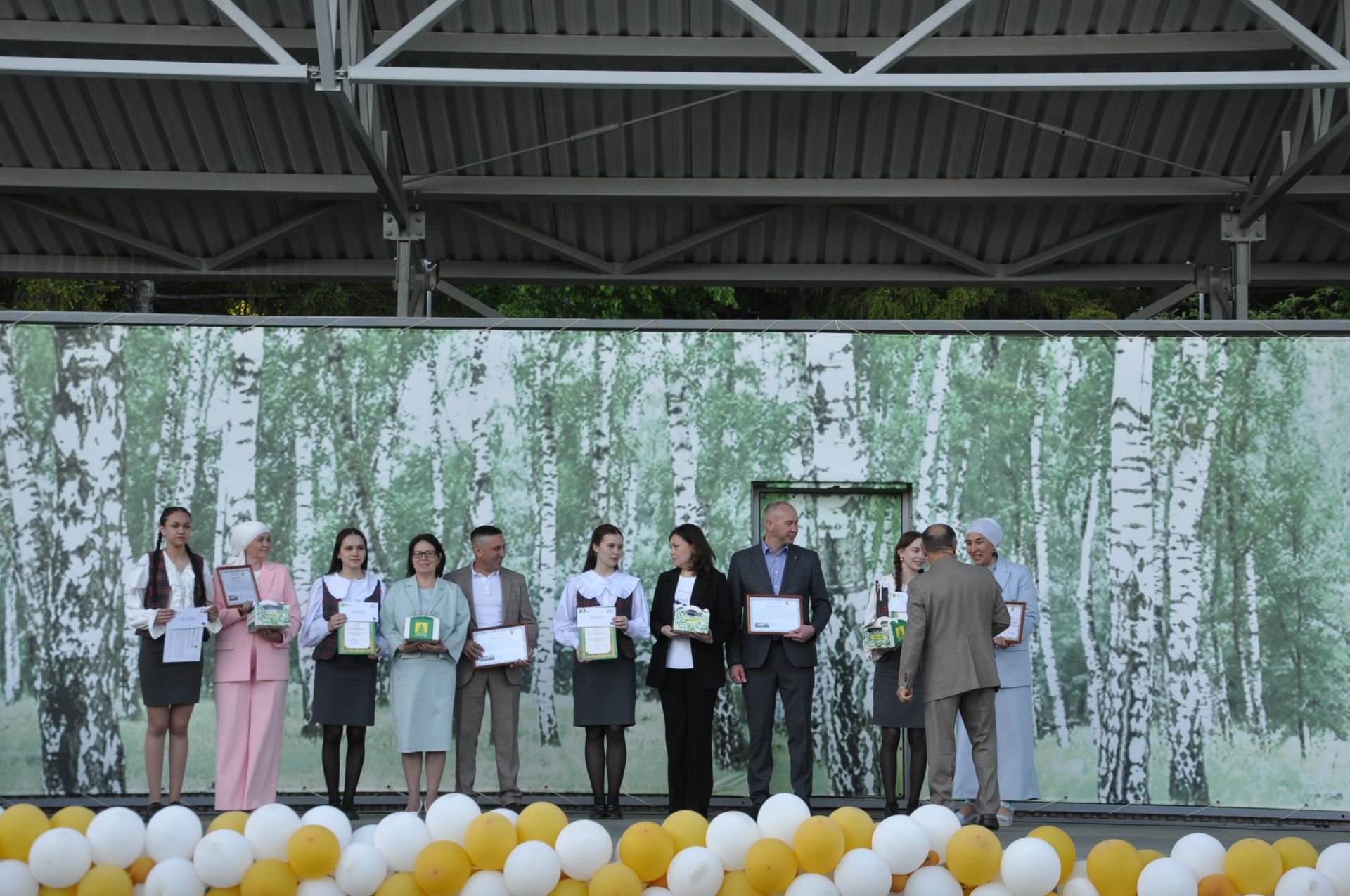Фән олимпиадаларында җиңү яулаган укучыларны тәбрикләү