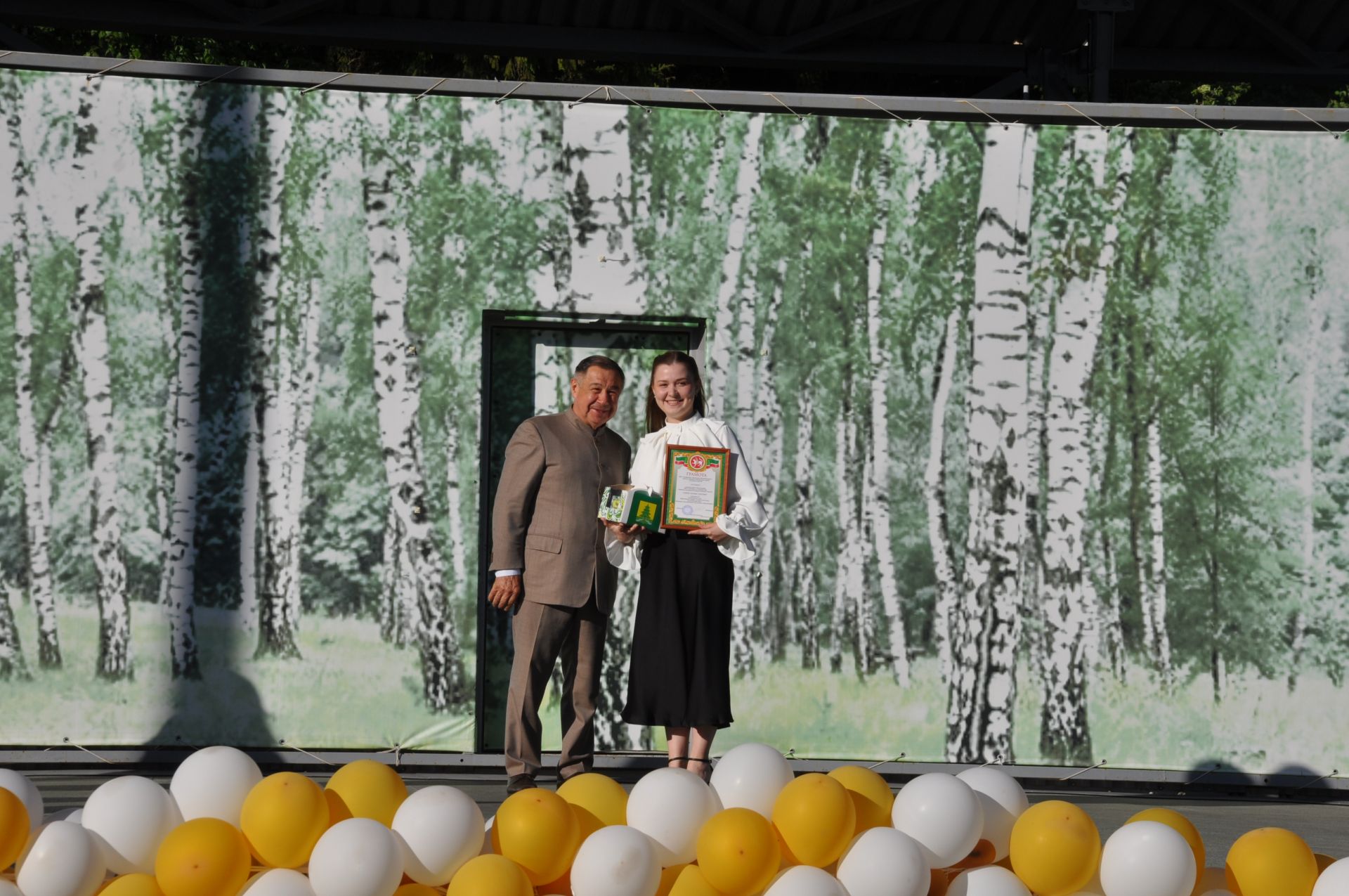 Фән олимпиадаларында җиңү яулаган укучыларны тәбрикләү