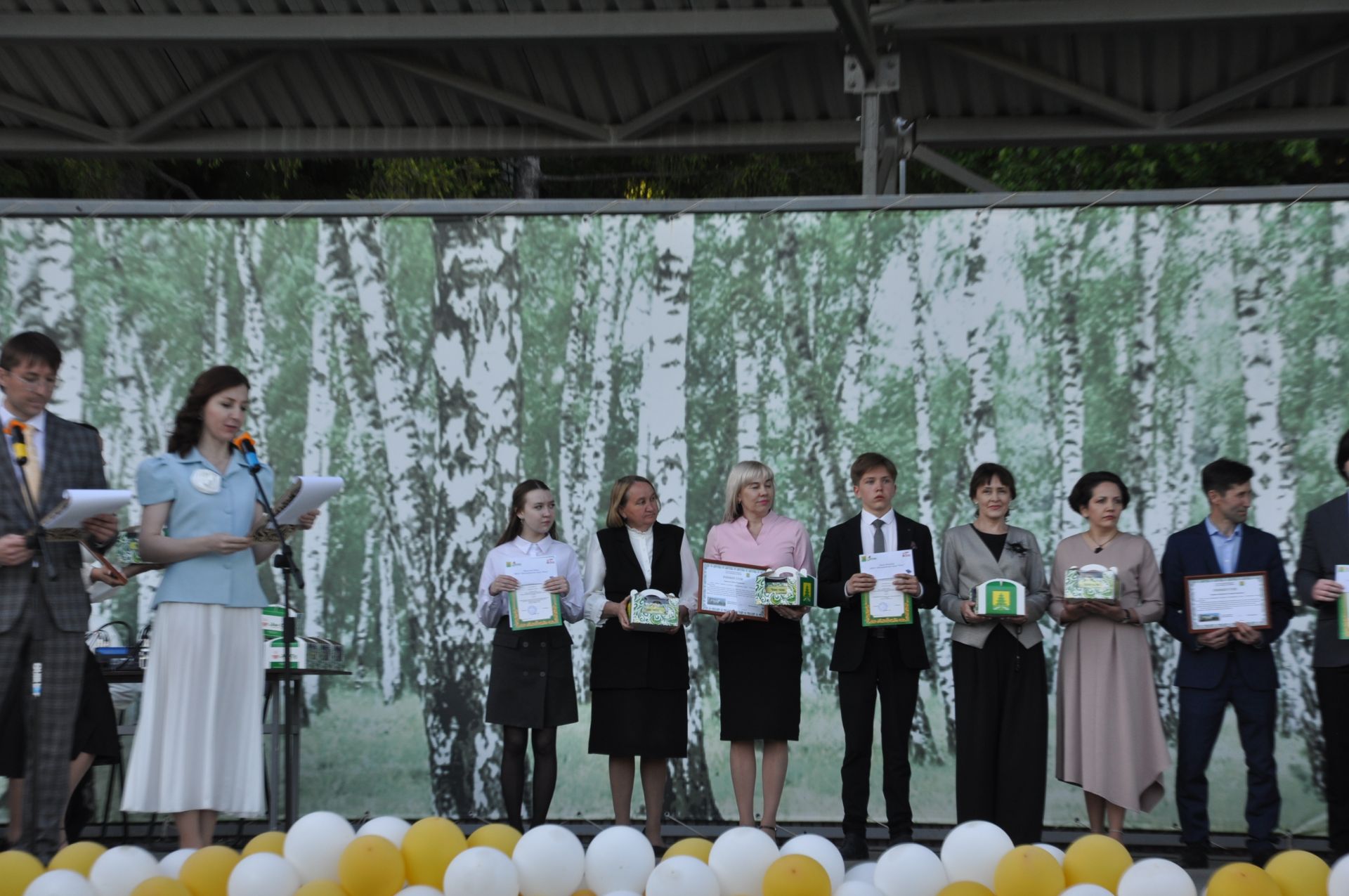 Фән олимпиадаларында җиңү яулаган укучыларны тәбрикләү