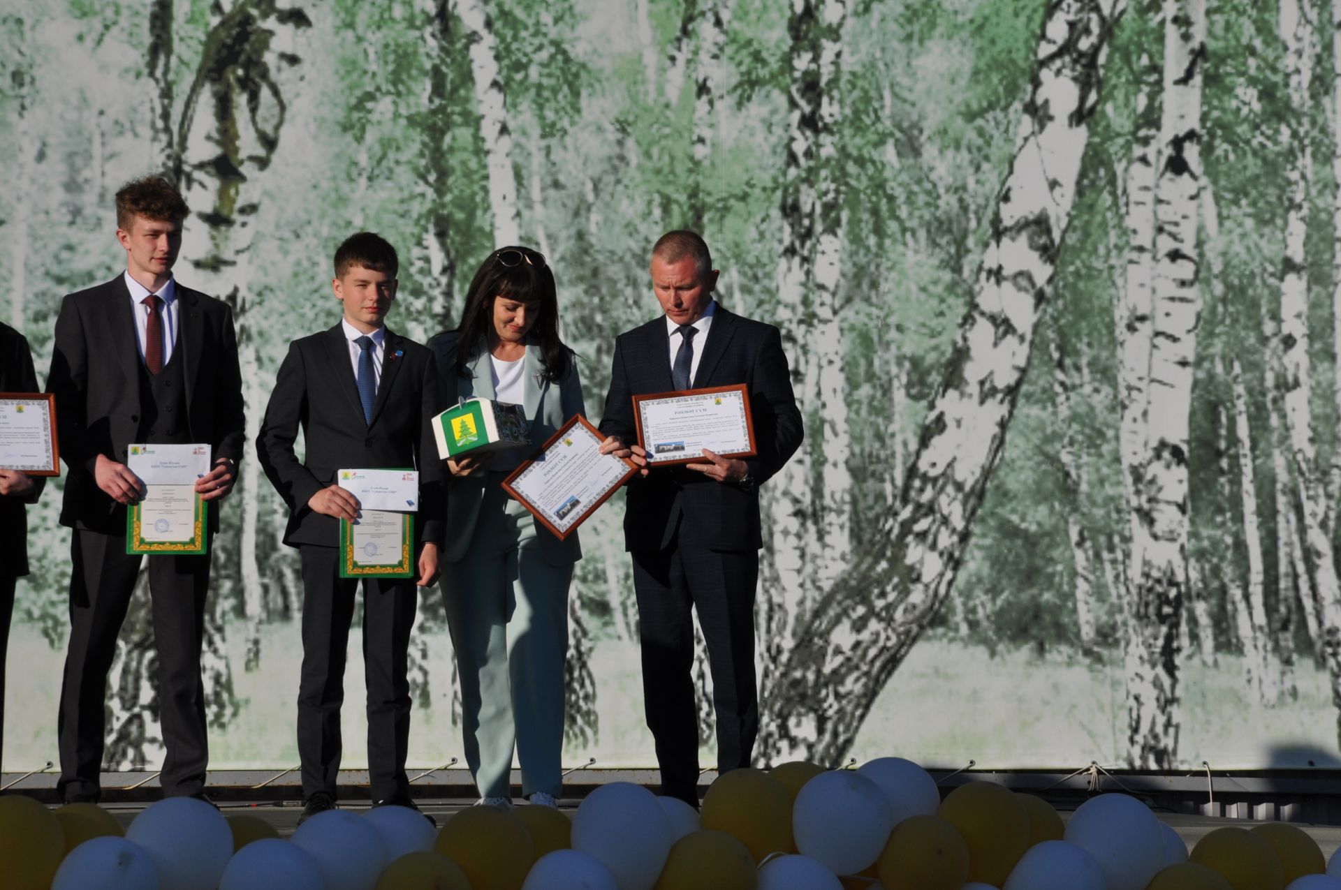 Фән олимпиадаларында җиңү яулаган укучыларны тәбрикләү