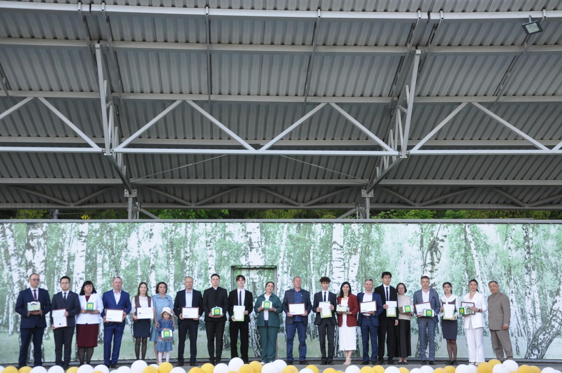Фән олимпиадаларында җиңү яулаган укучыларны тәбрикләү