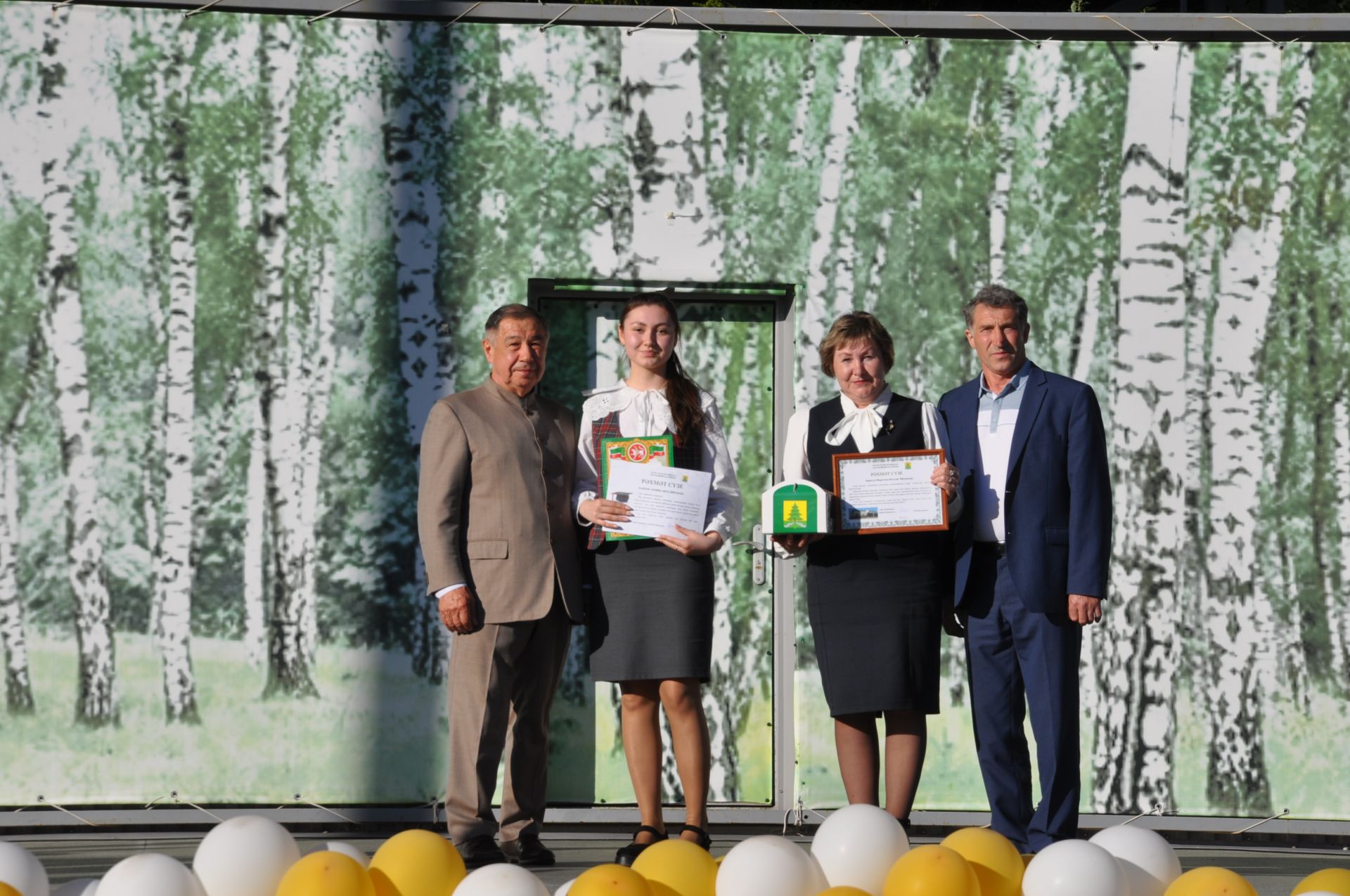 Фән олимпиадаларында җиңү яулаган укучыларны тәбрикләү