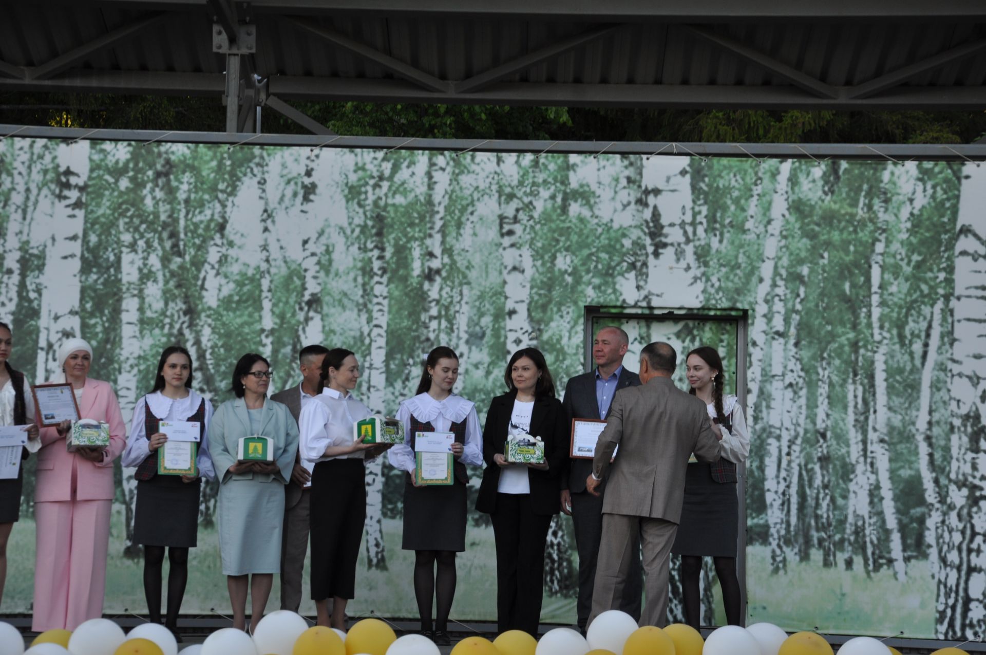 Фән олимпиадаларында җиңү яулаган укучыларны тәбрикләү