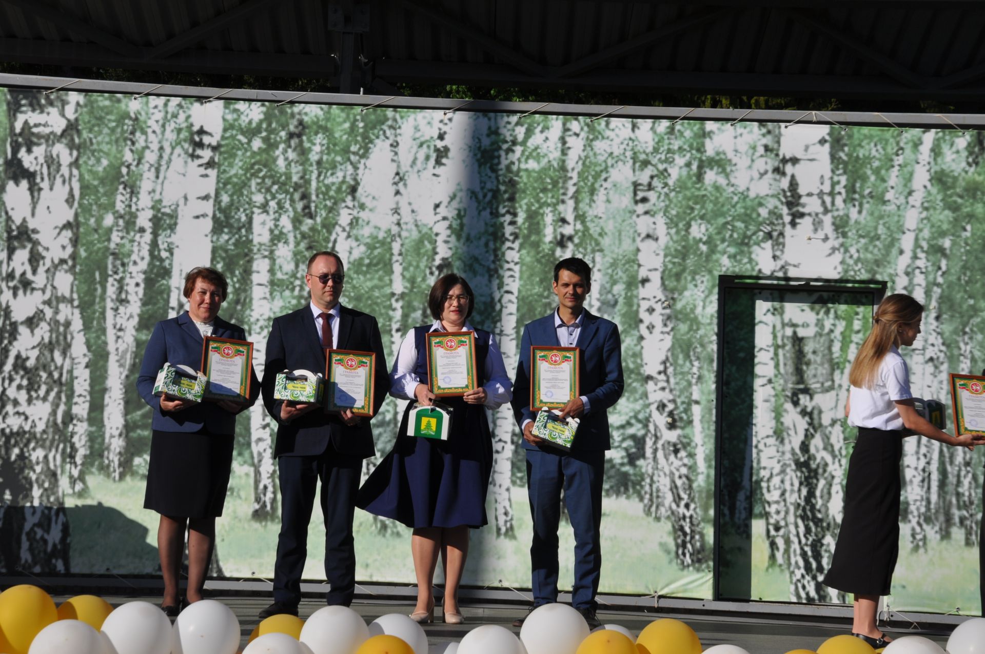 Фән олимпиадаларында җиңү яулаган укучыларны тәбрикләү