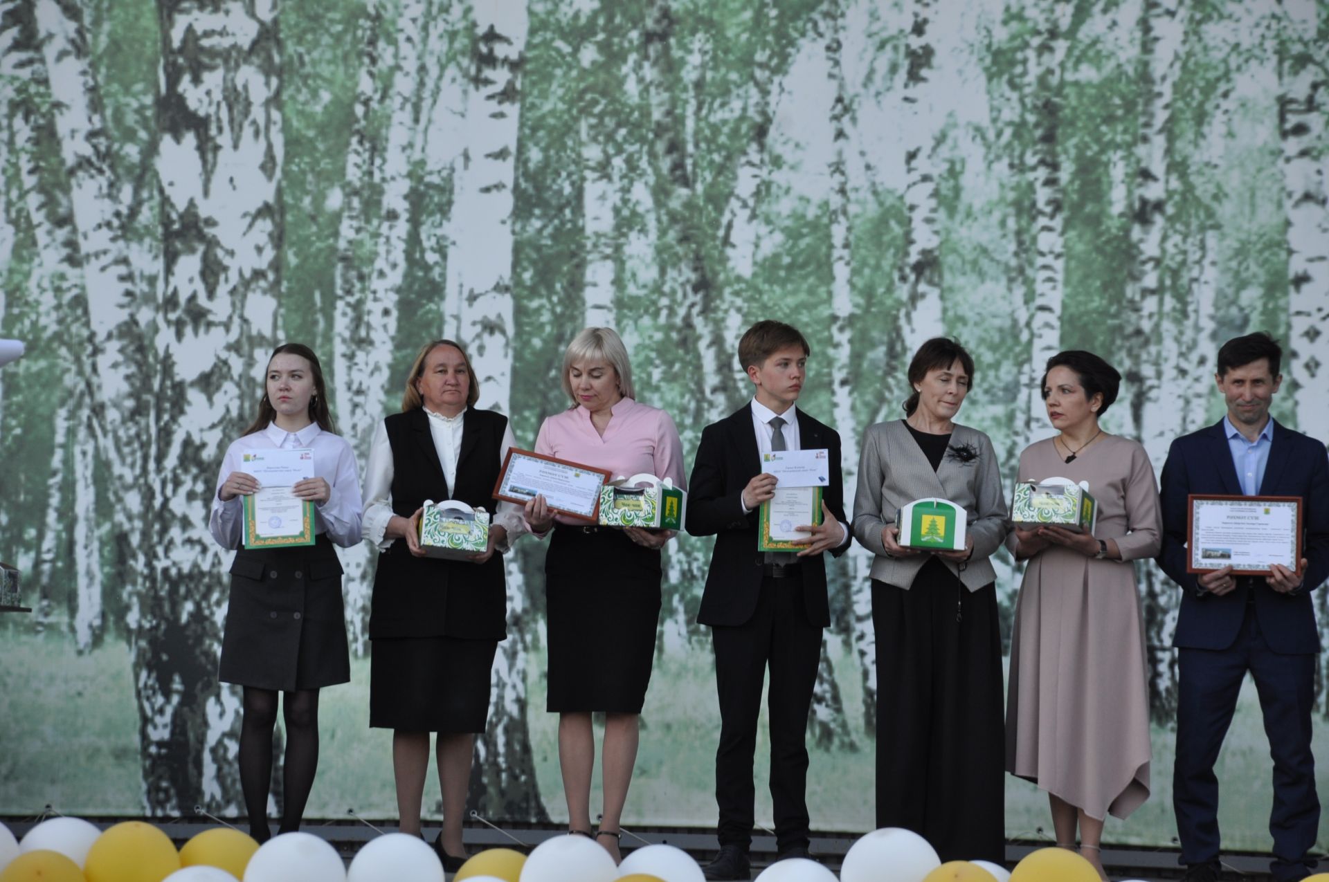 Фән олимпиадаларында җиңү яулаган укучыларны тәбрикләү