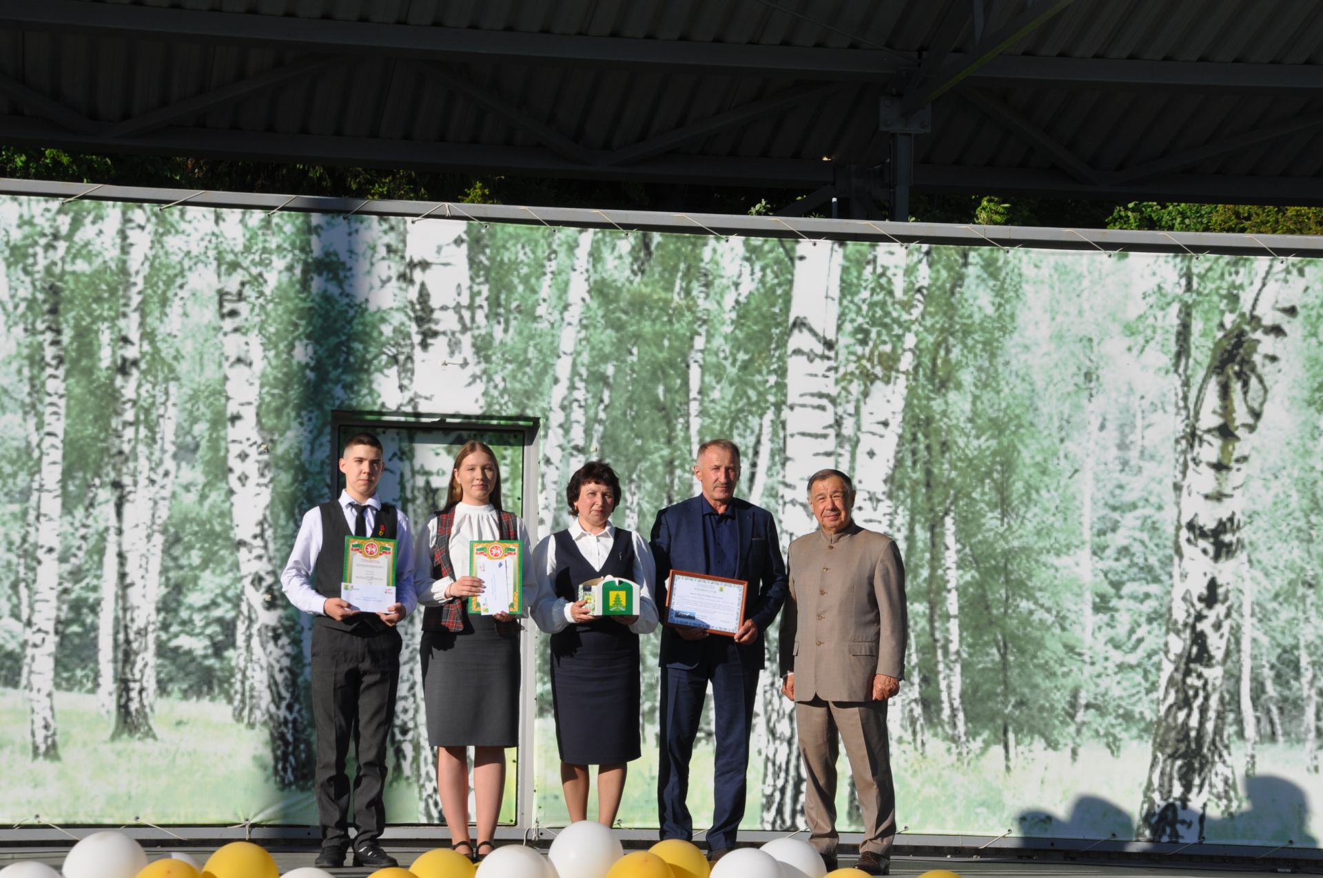 Фән олимпиадаларында җиңү яулаган укучыларны тәбрикләү