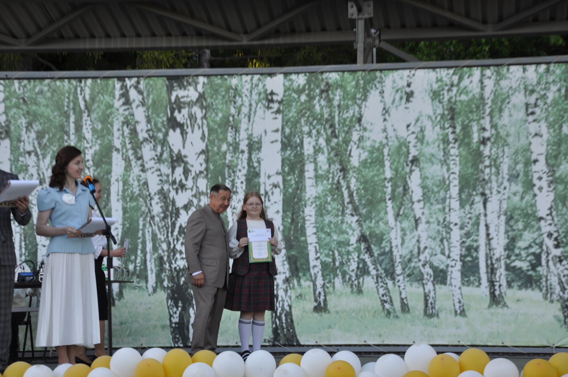 Фән олимпиадаларында җиңү яулаган укучыларны тәбрикләү