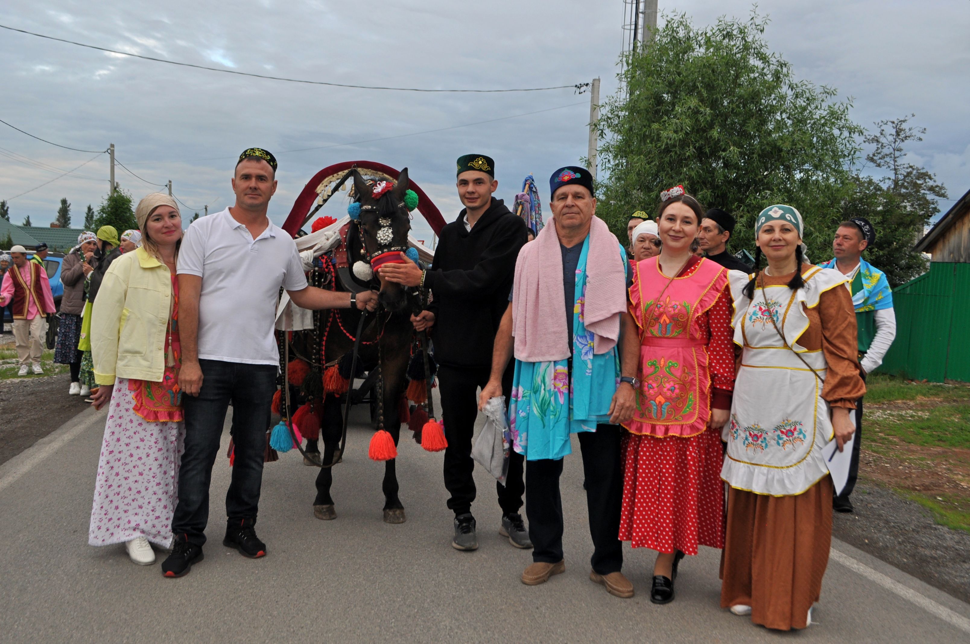 Бүген кич “Олимп” спорт мәктәбе коллективы Байлар Сабасының Мирная, Мәктәп урамнарында бирнә җыюны оештырды