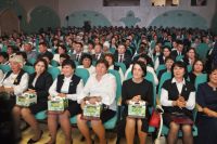 Укытучылар көне уңаеннан үткәрелгән бәйрәм чарасында 70кә якын мәгариф хезмәткәре сәхнә түренә чакырылып хөрмәтләнде