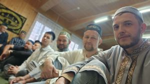 Бүген мәчетләрдә гает намазлары укылды