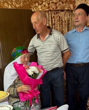 Мәртен авылында яшәүче Рәхилә Шәәрәпованы 90 яшьлек юбилее белән котладылар