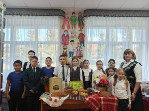 Юлбат китапханәсендә «Икмәк булса - бар да була» дип исемләнгән уңыш бәйрәме узды