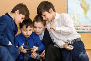 Россиядә 1 сентябрьдән мәктәпләрдә дәрестә телефоннан файдалану тыелачак