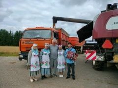Шекшенең «Зиләйлүк» коллективы кыр батырлары алдында чыгыш ясады