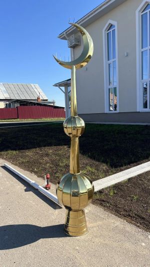 Вакытсыз арабыздан киткән уллары истәлегенә: Сабада „Айнур“ мәчетенең манарасына ай куелды