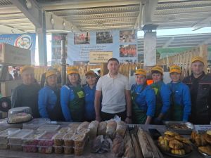 Казанда Рөстәм Миңнеханов яшьләрнең авыл хуҗалыгы һәм техник иҗат күргәзмәсен карады