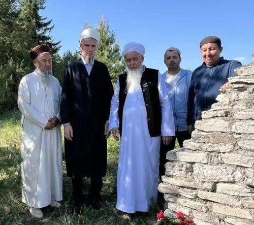 “Догалы җиргә бәрәкәт иңәр”